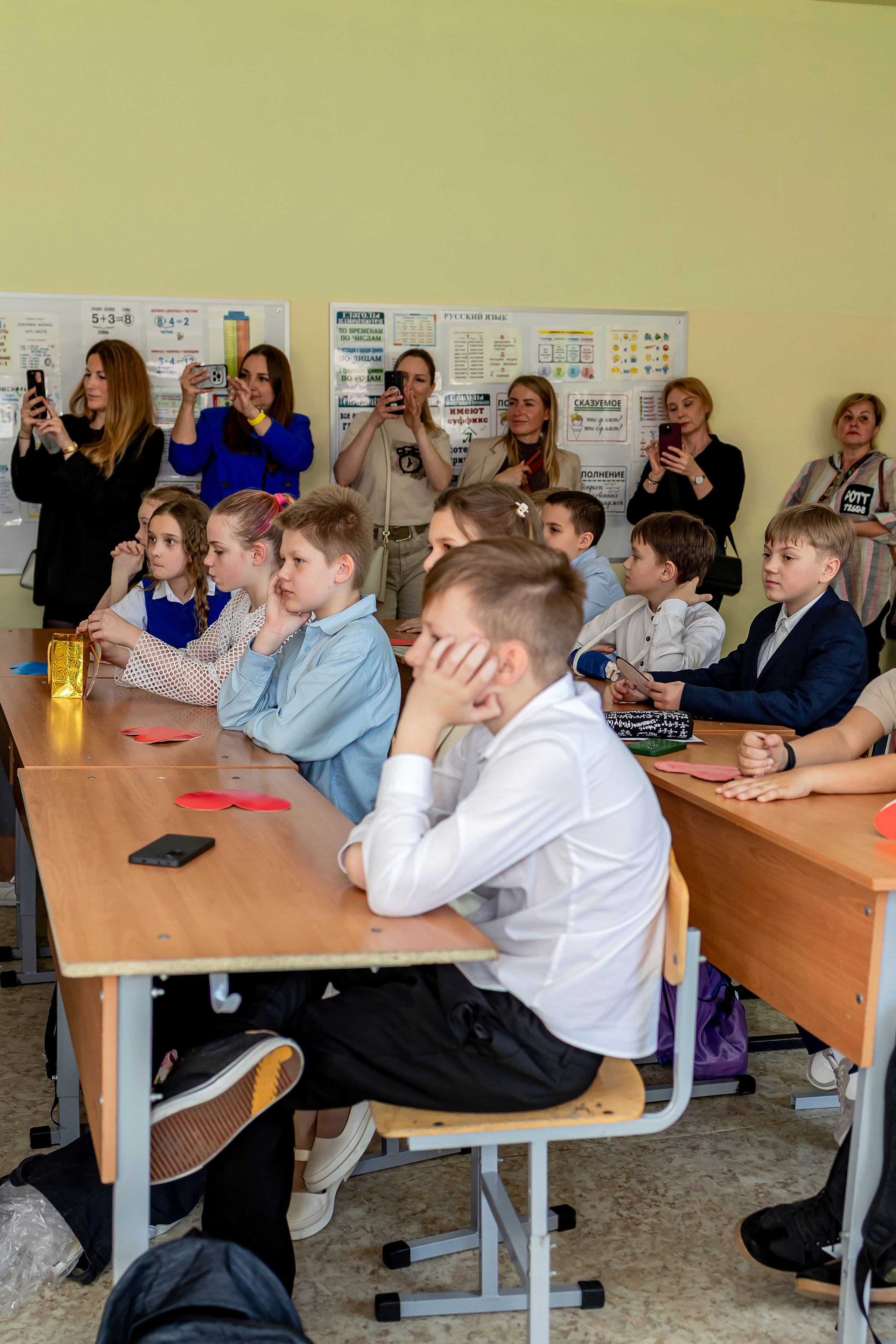 Выпускной в начальной школе в классе. Фотограф и видеограф Москва. Свадебный фотограф, видеограф. Выпускные альбомы. Оживающие альбомы