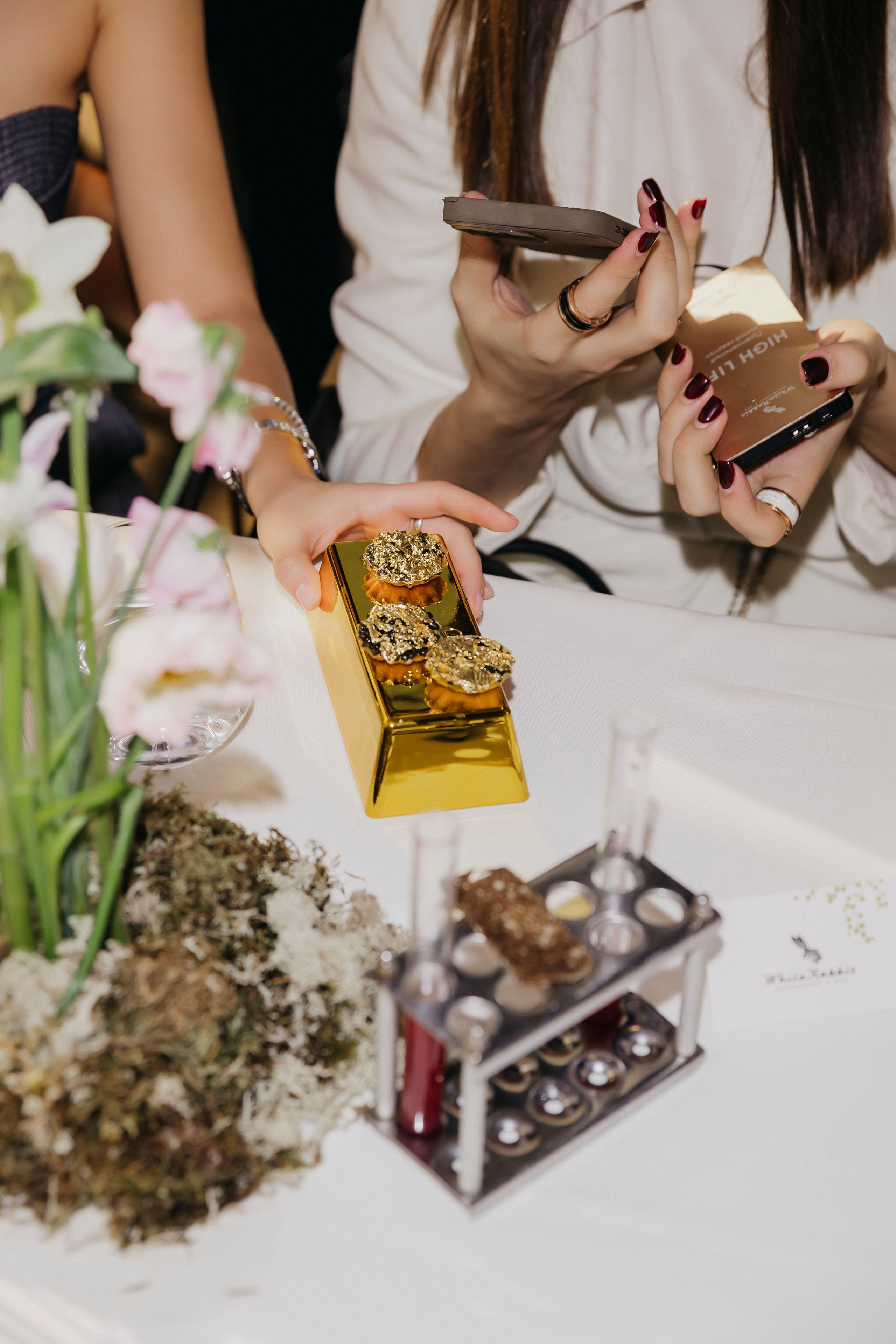 White Rabbit brunch by Irina Zarkova. «Птичка на проводе»: информационный портал в Москве