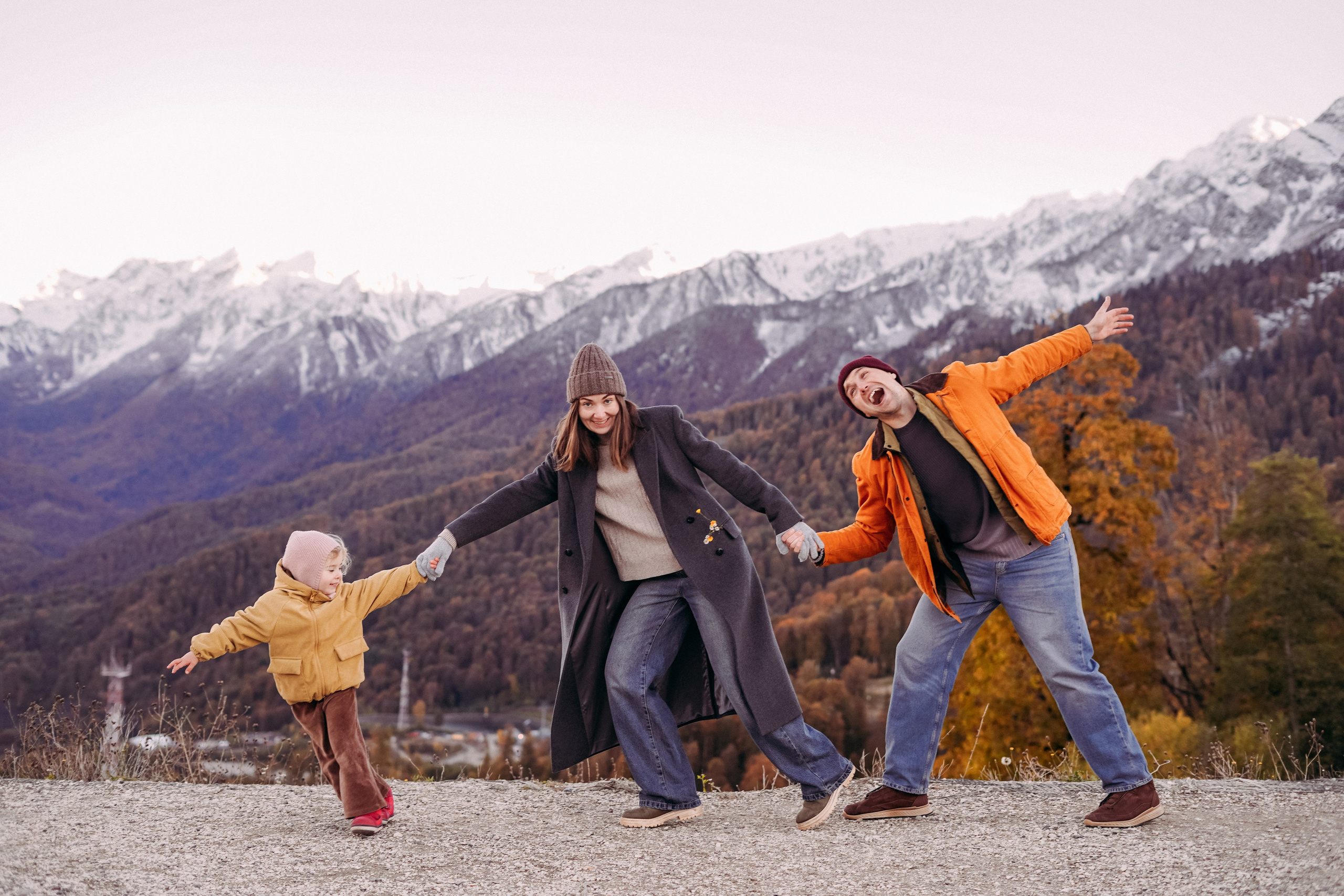 Алексей, Анна и Валентина в Горной Олимпийской деревне. Фотограф в Сочи и Абхазии | Фототуры | September Air
