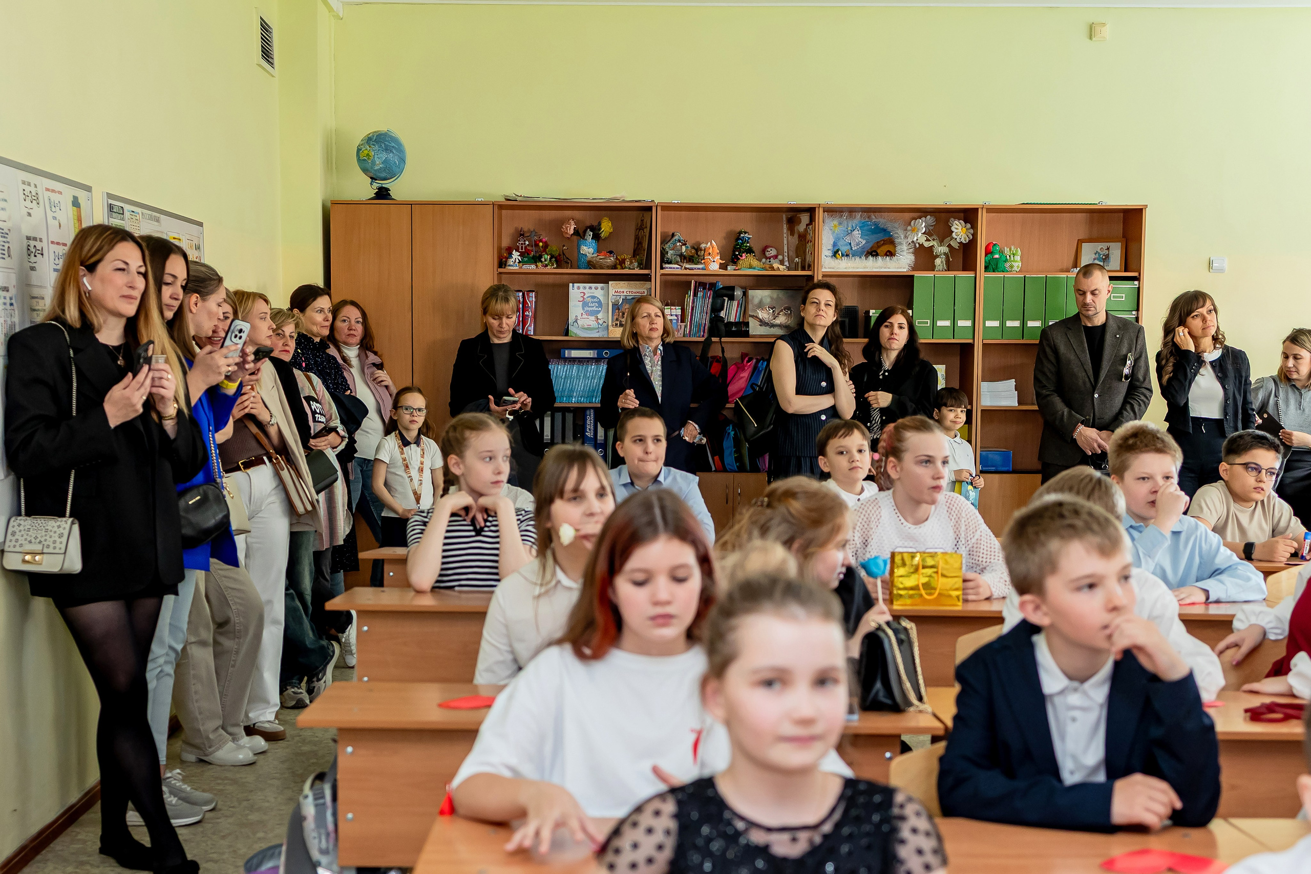 Выпускной в начальной школе в классе. Фотограф и видеограф Москва. Свадебный фотограф, видеограф. Выпускные альбомы. Оживающие альбомы