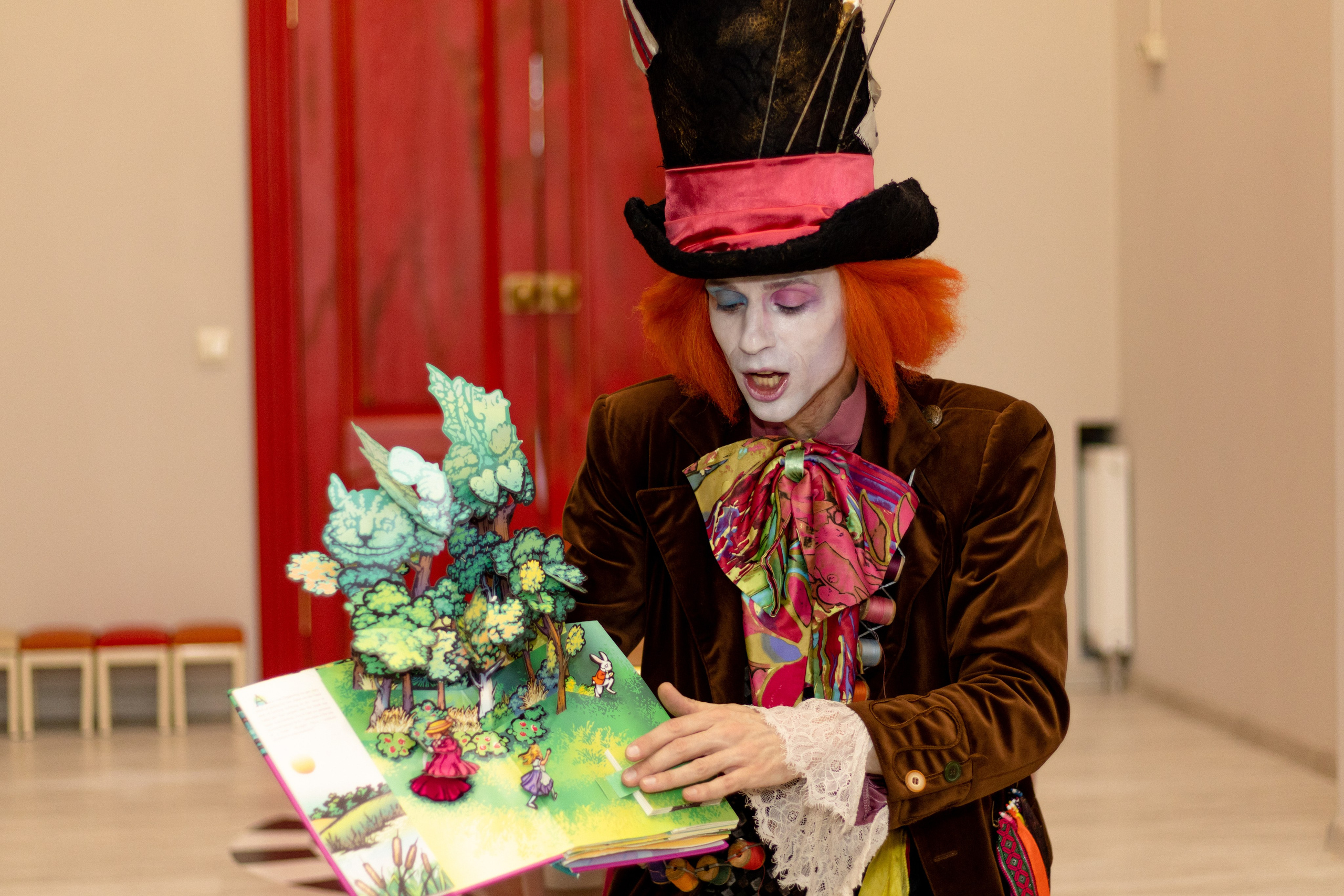 Шляпная магия: аниматор Шляпник и его фотограф сделают ваш праздник незабываемым!. Свадебный и репортажный фотограф Максим Вакс. Съемка любых мероприятий в Екатеринбурге