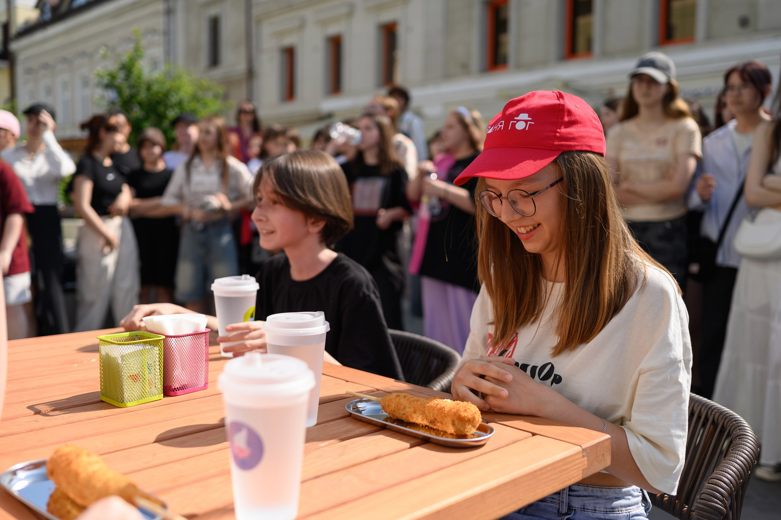 Молодёжь участвует в конкурсах возле ресторана HOT POT в Казани