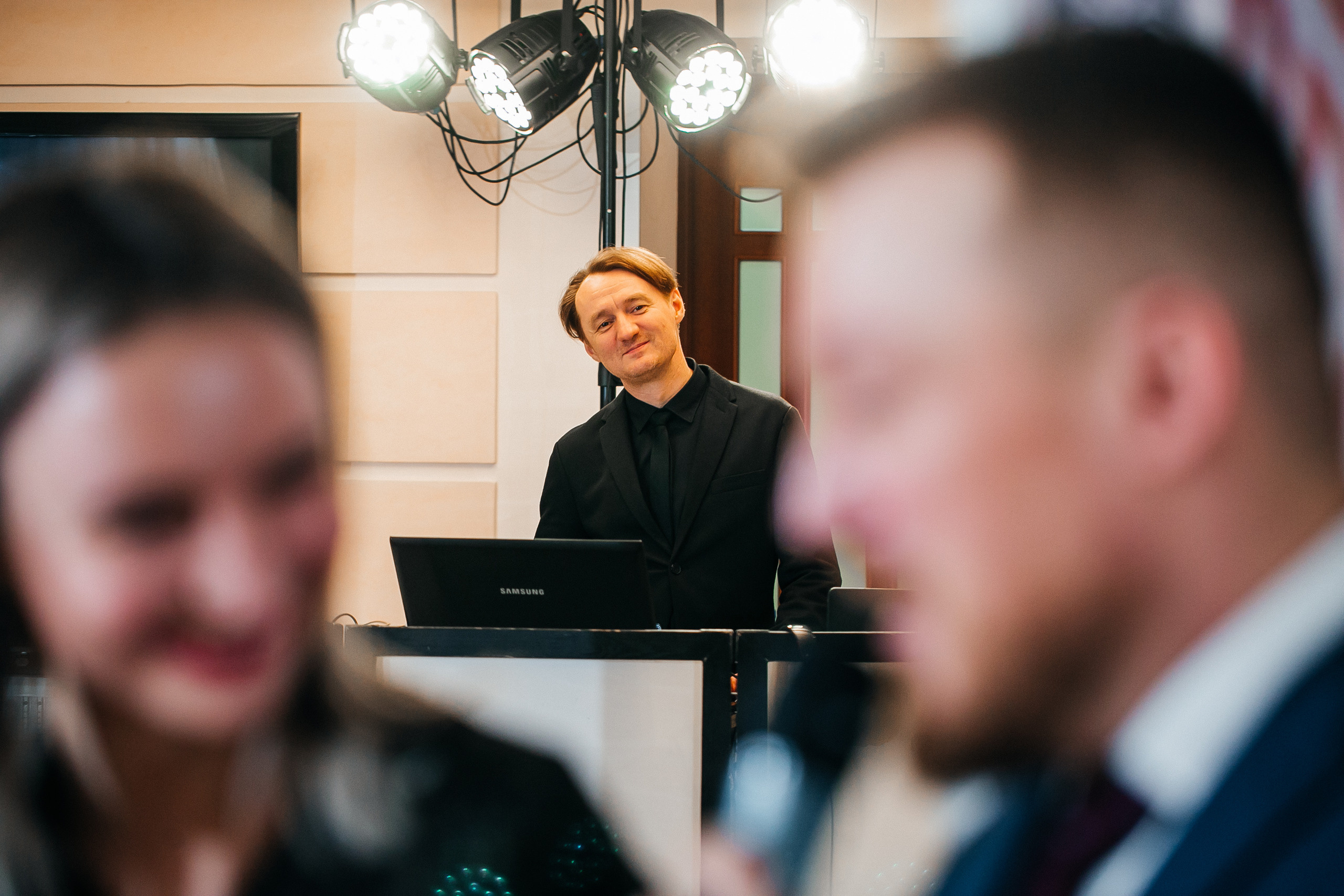 Познакомьтесь с диджеем Сергея Рябинина. Один из лучших event dj город. Ведущий на свадьбу, корпоратив и юбилей в Москве Сергей Рябинин