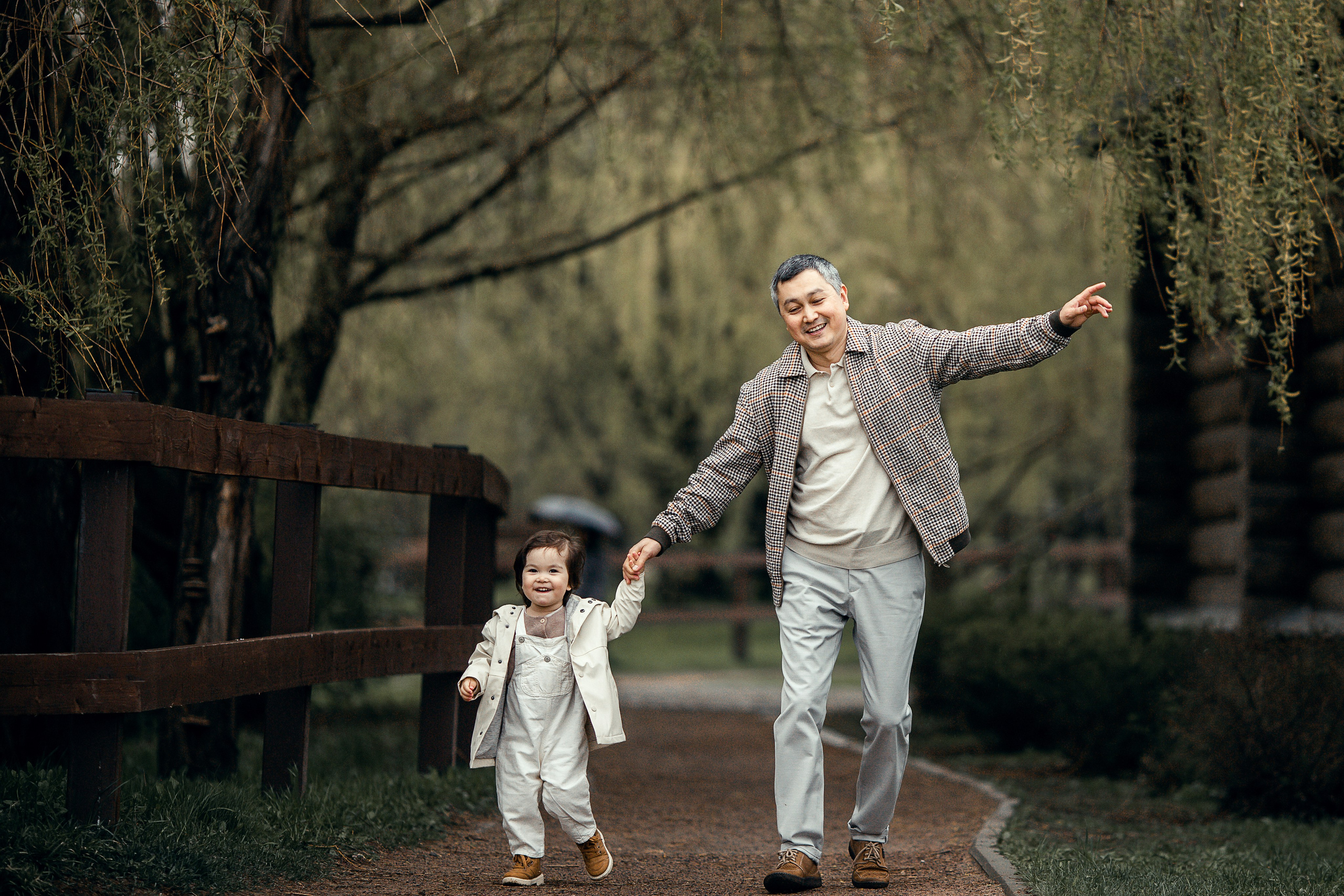 Семейная прогулка с ребёнком в весеннем парке — lifestyle фотосессия