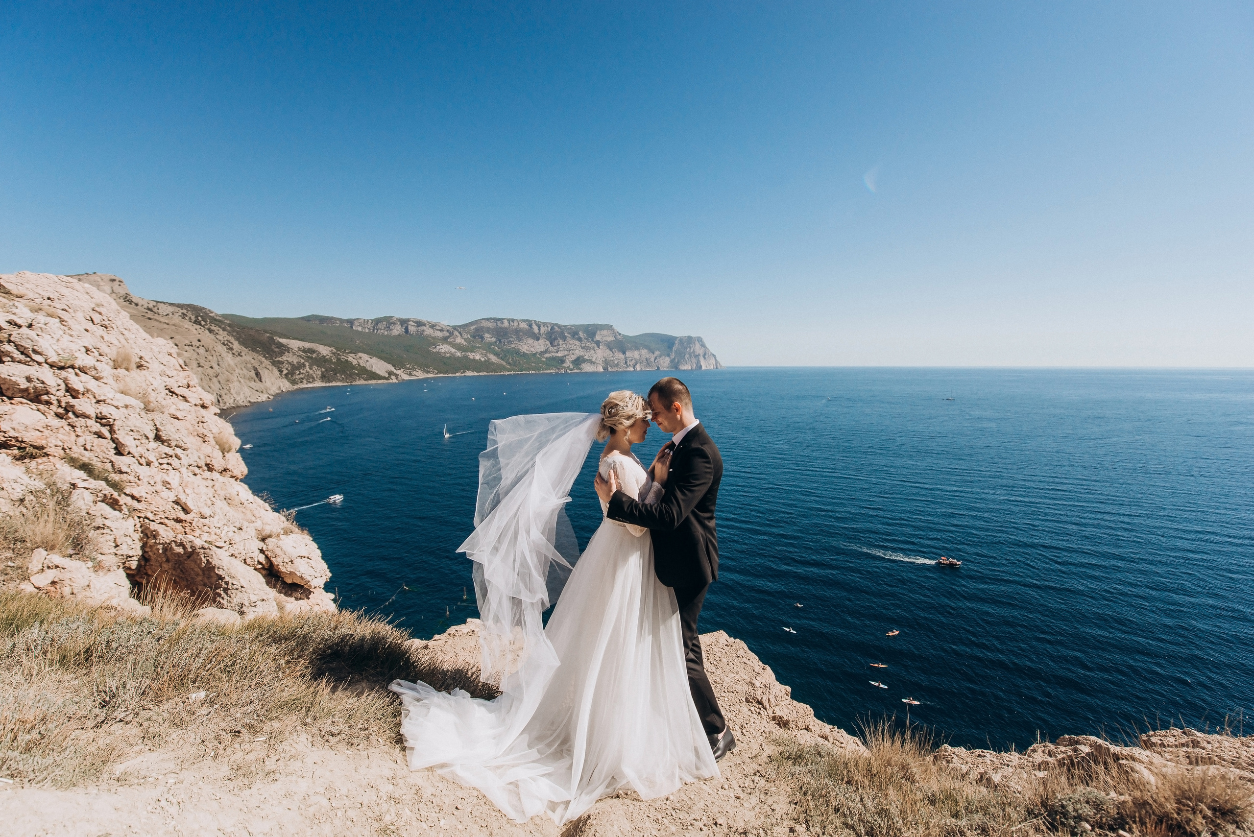 Солнце, море, горы и красивая пара