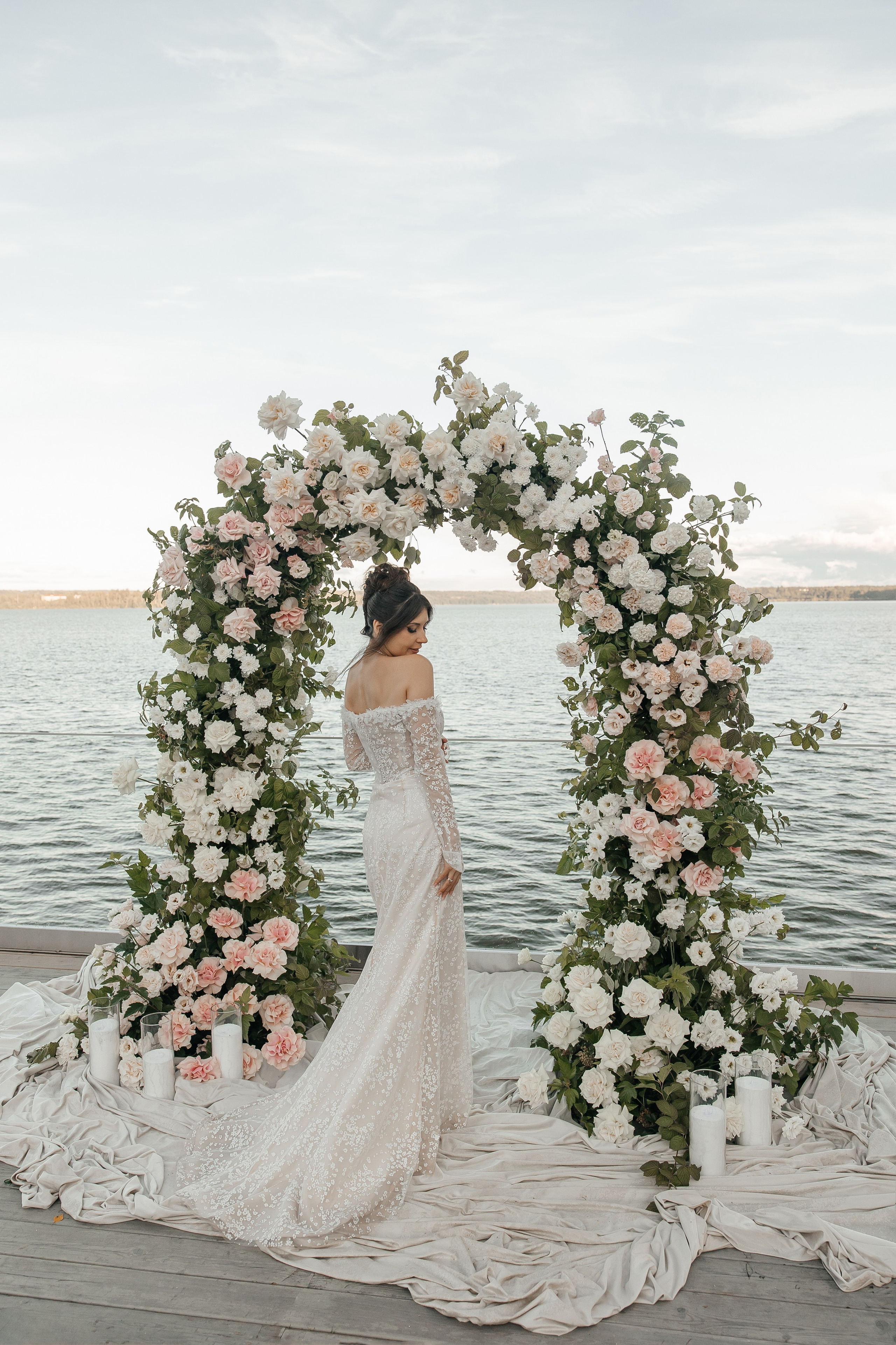 Свадебная фотосессия на площадке THE SUN LAKE VERANDA на озере Сенеж Солнечногорск