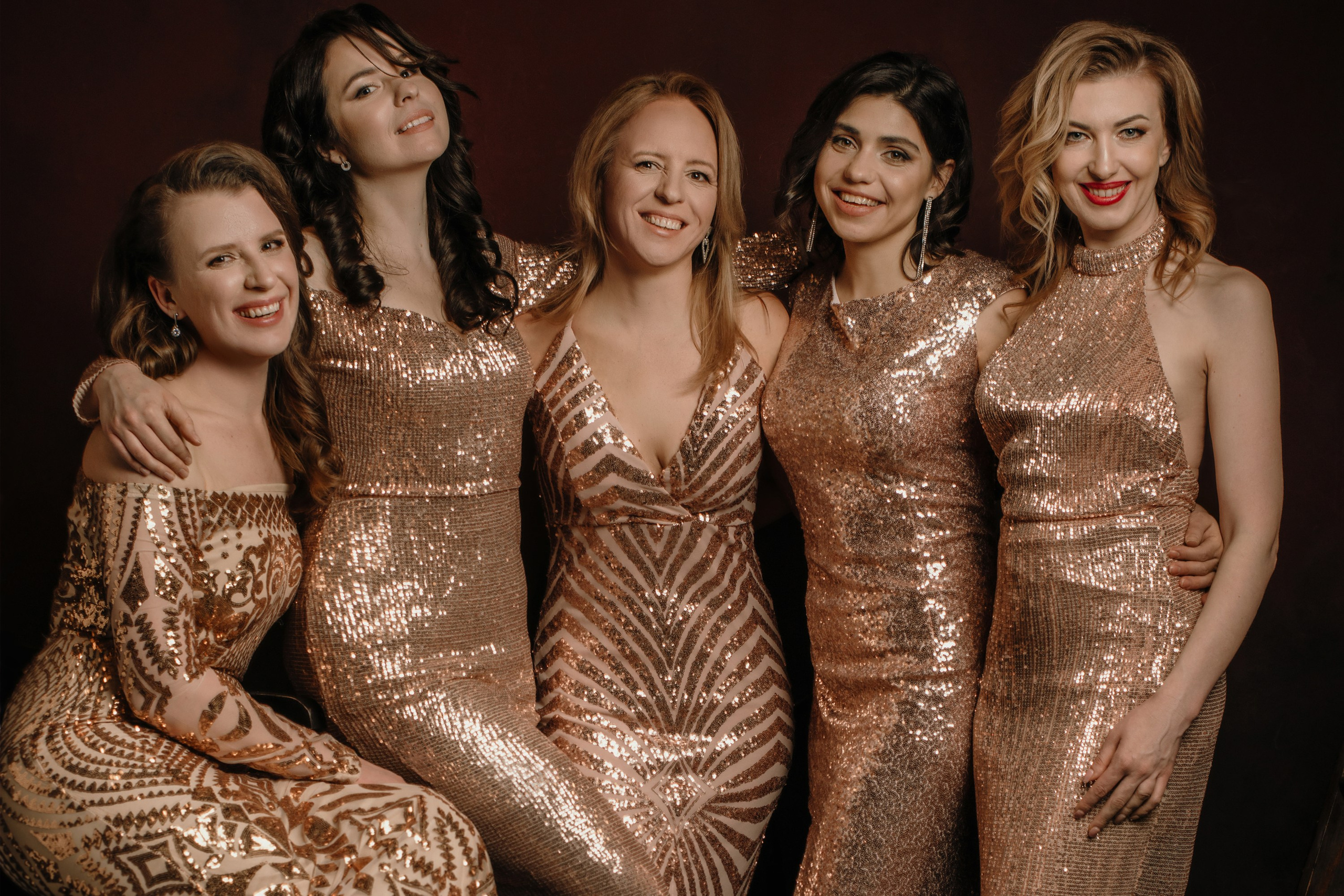 Фотосессия девичник пять девушек в вечерних платьях с пайетками
