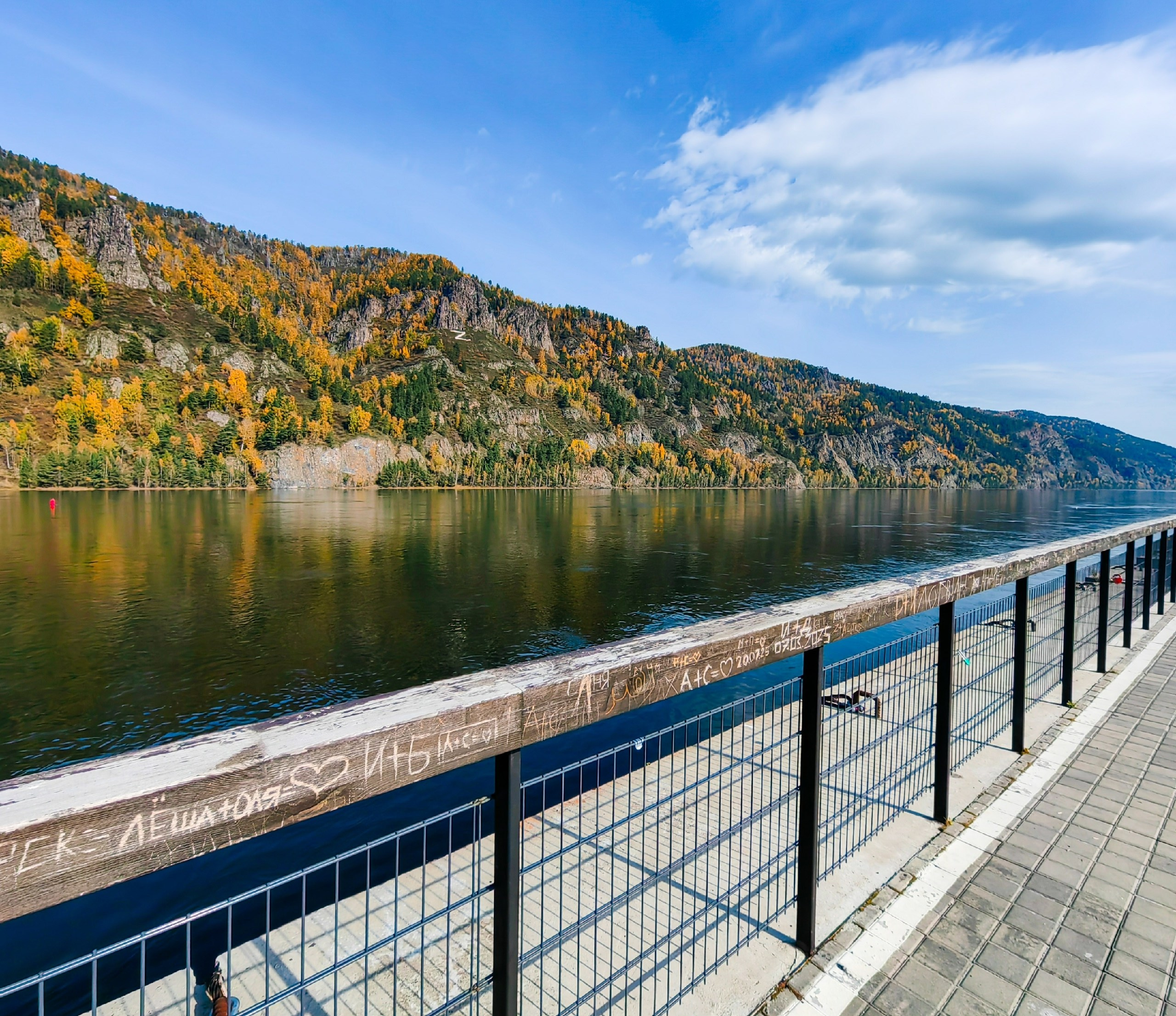 прогулка по Дивногорску набережная индивидуальный тур Красноярск экскурсии фото интересные места что посмотреть куда сходить что посетить достопримечательности Красноярска фототур фотосессия аренда кабриолета аренда микроавтобуса трансфер цена заказать экскурсию программа маршрут смотровые площадки видовые красивые места Национальный парк заповедник Столбы Дивногорск Красноярская ГЭС путешествие туристический маршрут место силы Часовня Параскевы Пятницы Коммунальный мост остров Татышев Бобровый лог Николаевская сопка набережная Енисея село Овсянка музей Астафьева Караульная гора Виноградовский мост гид экскурсовод индивидуальная экскурсия фотосъемка виды на Енисей фанпарк Бобровый лог парк флоры и фауны Роев ручей Торгашинский хребет скала Такмак вантовый мост куда сходить цены расписание заказать онлайн экскурсионное обслуживание трансфер на комфортабельном микроавтобусе