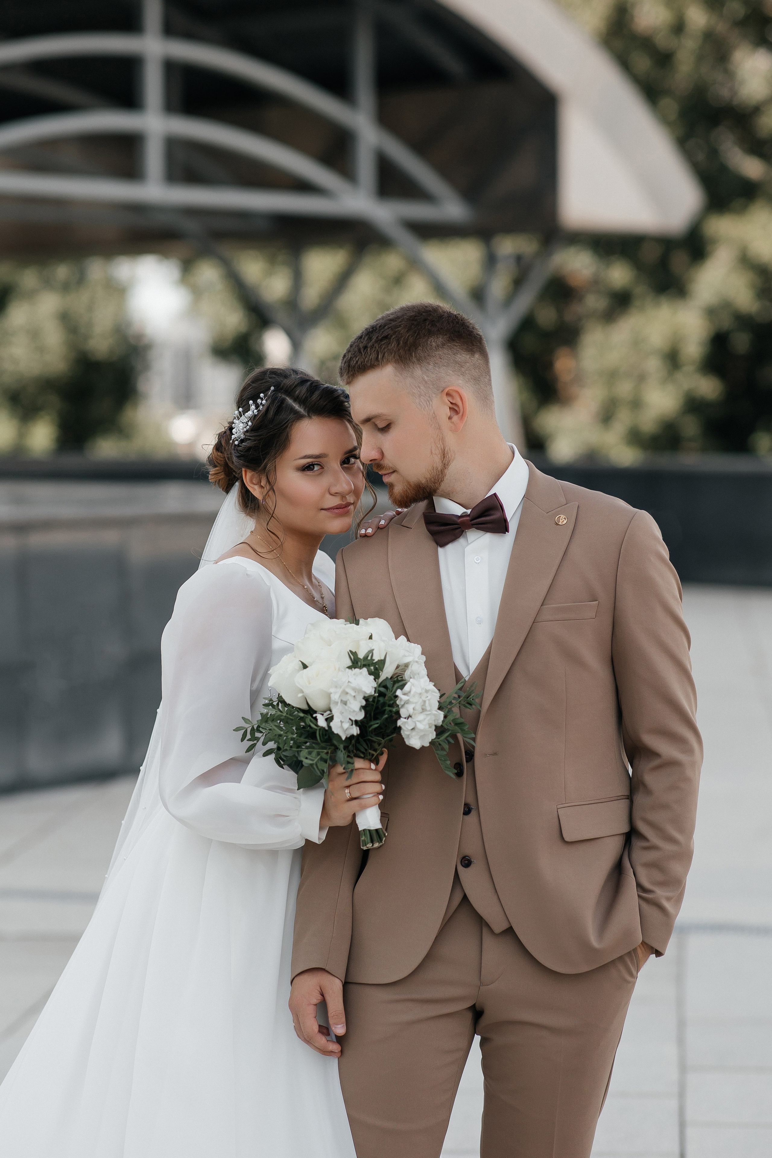 Свадебная фотосессия у Дома Музыки. Свадебный фотограф в Москве Дарья Олендарёва