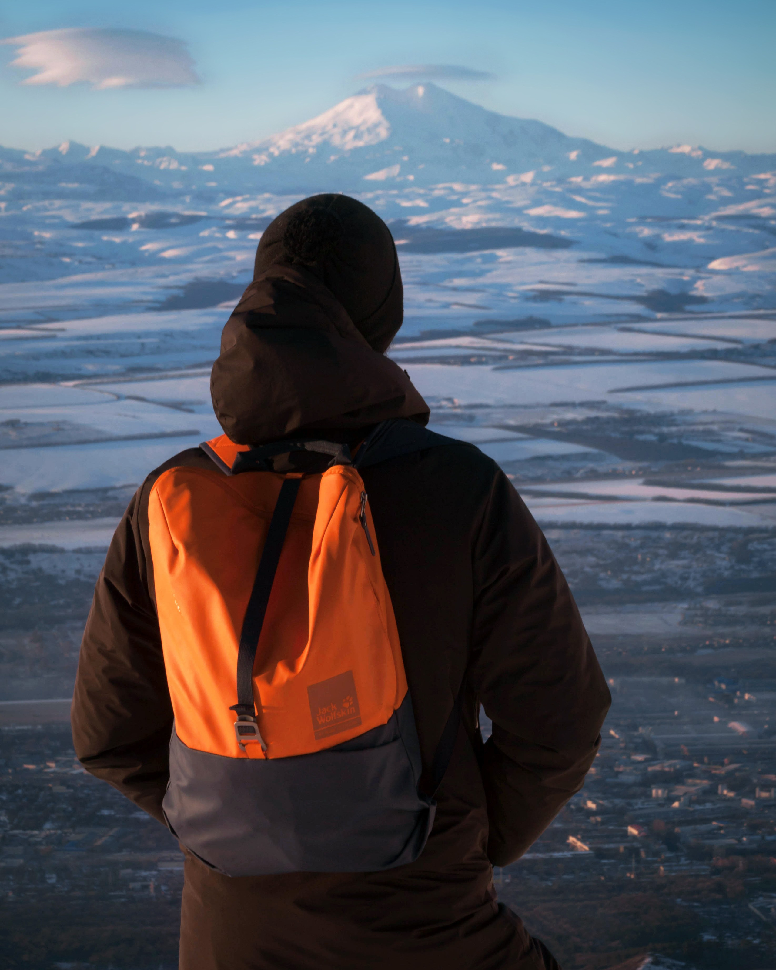 Путник и вид в сторону Эльбруса на рассвете