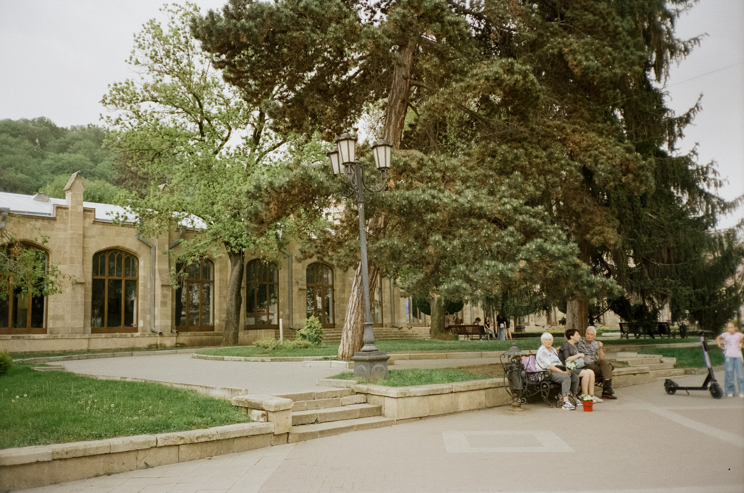 Прогулка по Курортному проспекту и Чебурашка. Кисловодск. Фотограф-документалист Мария Осокина