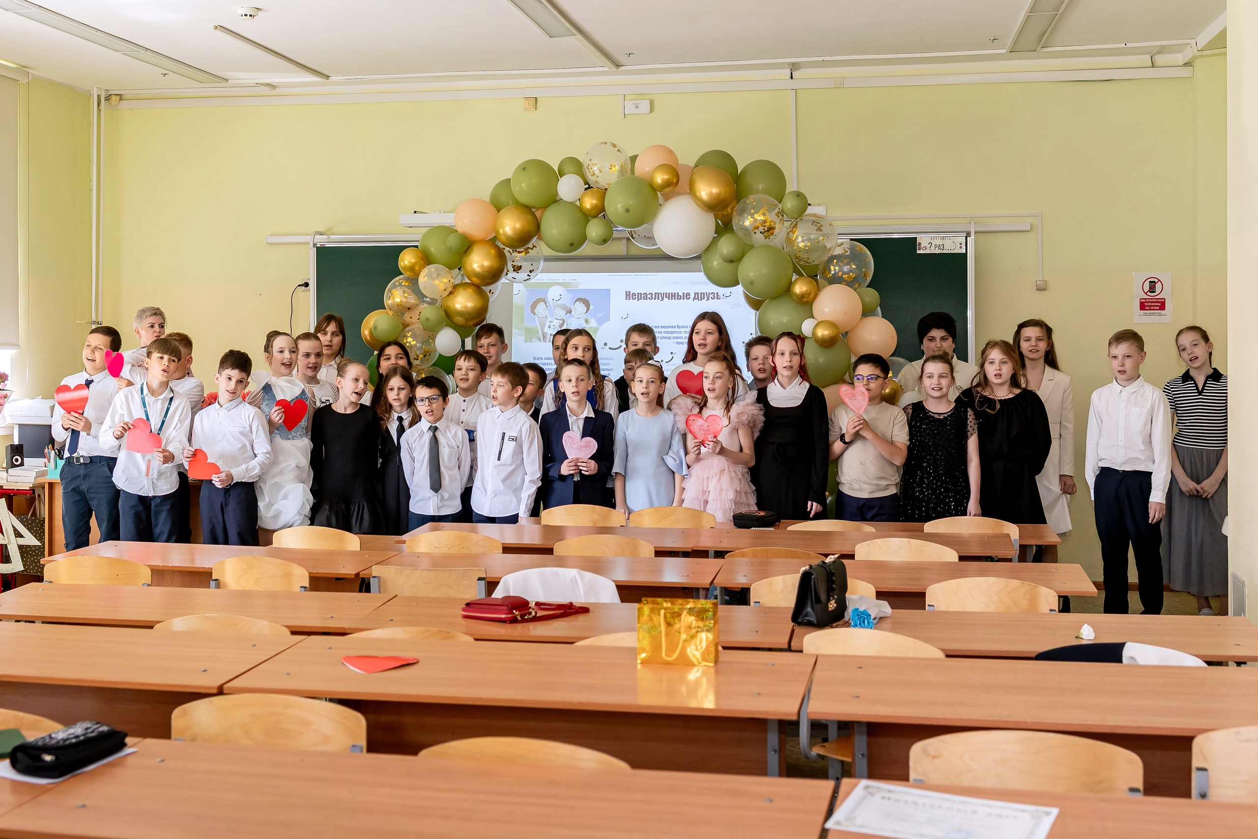 Выпускной в начальной школе в классе. Фотограф и видеограф Москва. Свадебный фотограф, видеограф. Выпускные альбомы. Оживающие альбомы