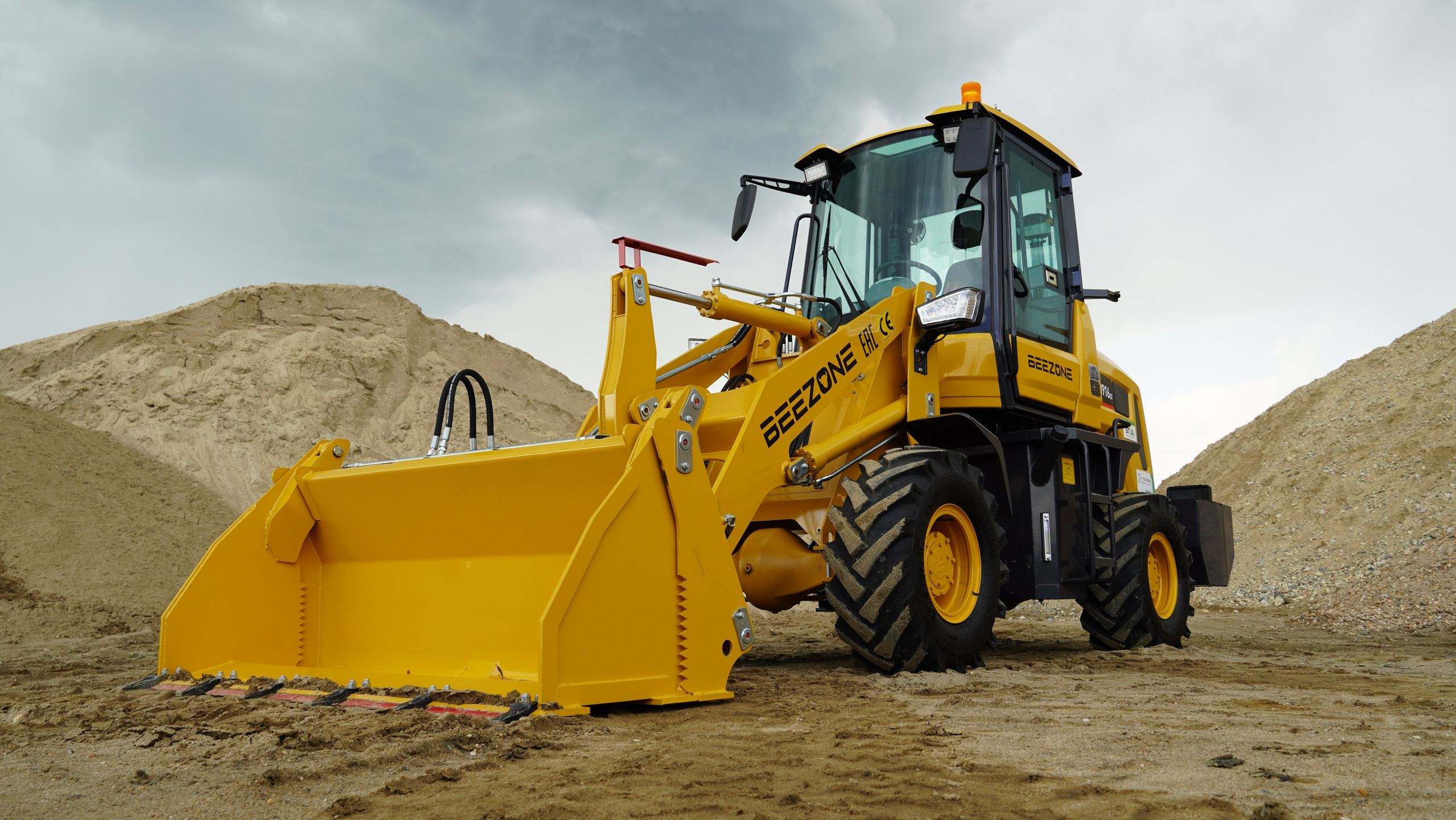 Фото фронт.погр. Beezone 916. Продажа и обслуживание грузовой техники и спецтехники в г. Новосибирск компания СТИ