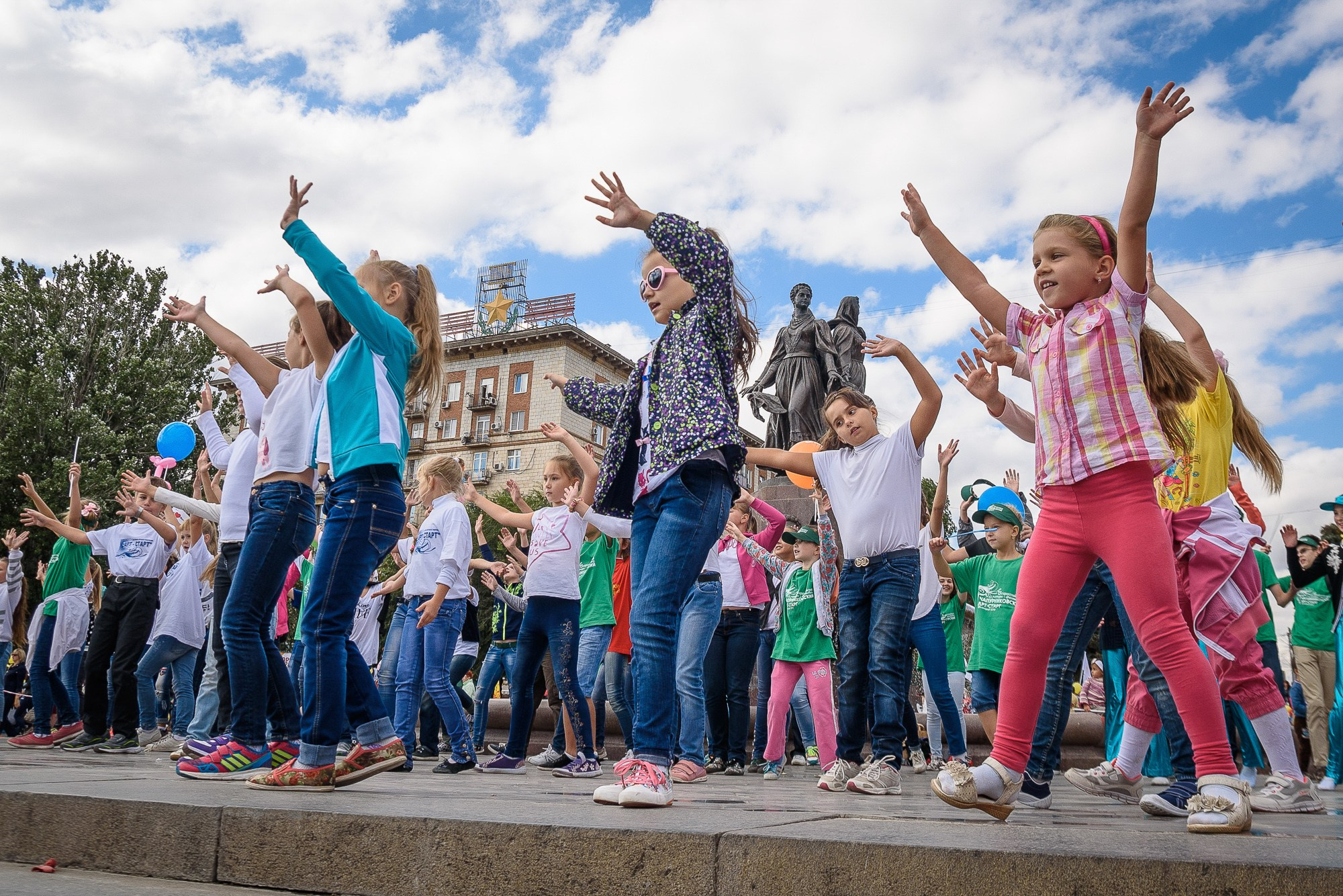 Дети танцуют на набережной Волгограда