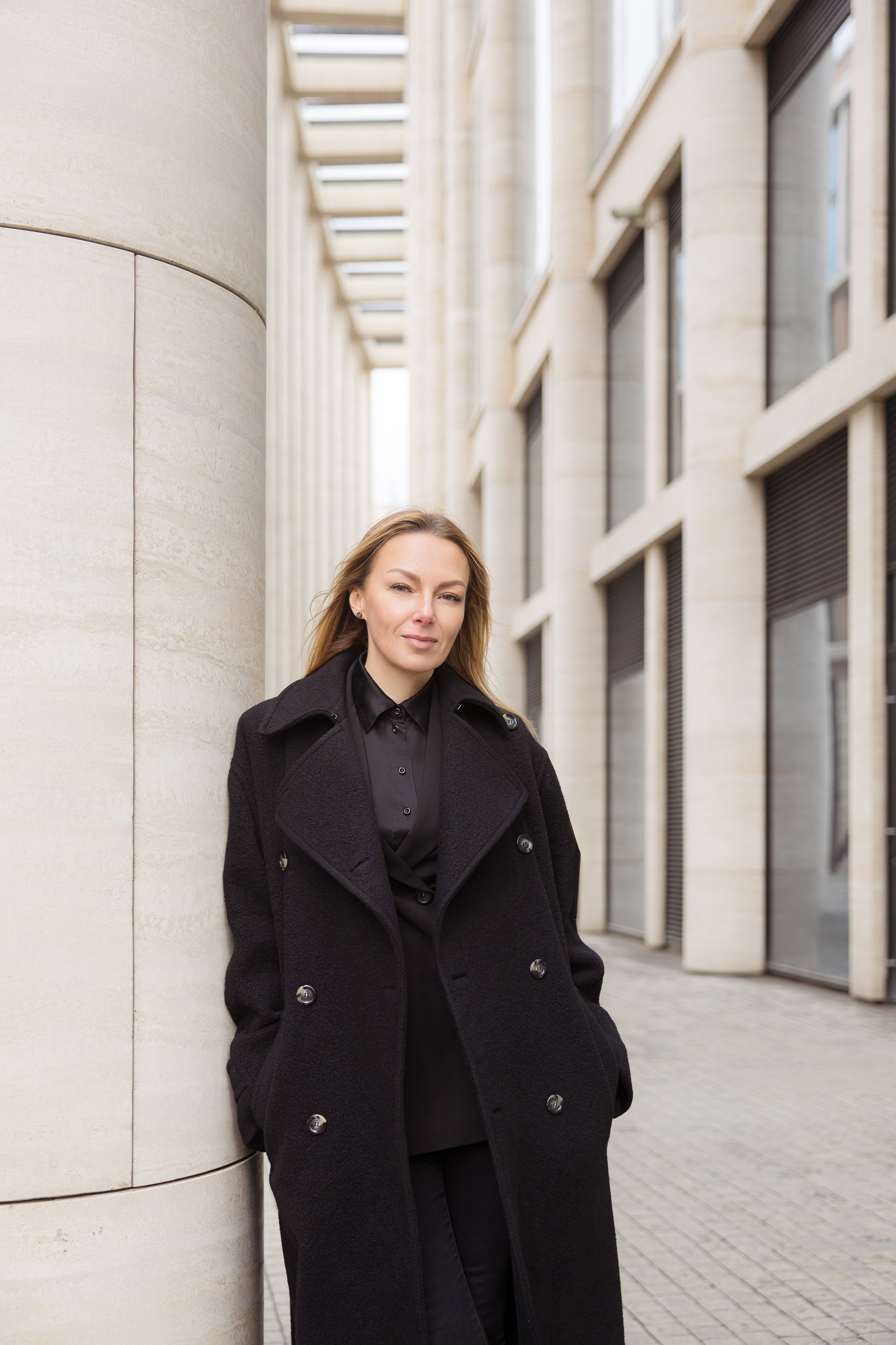 Деловая фотосессия для девушки на улице