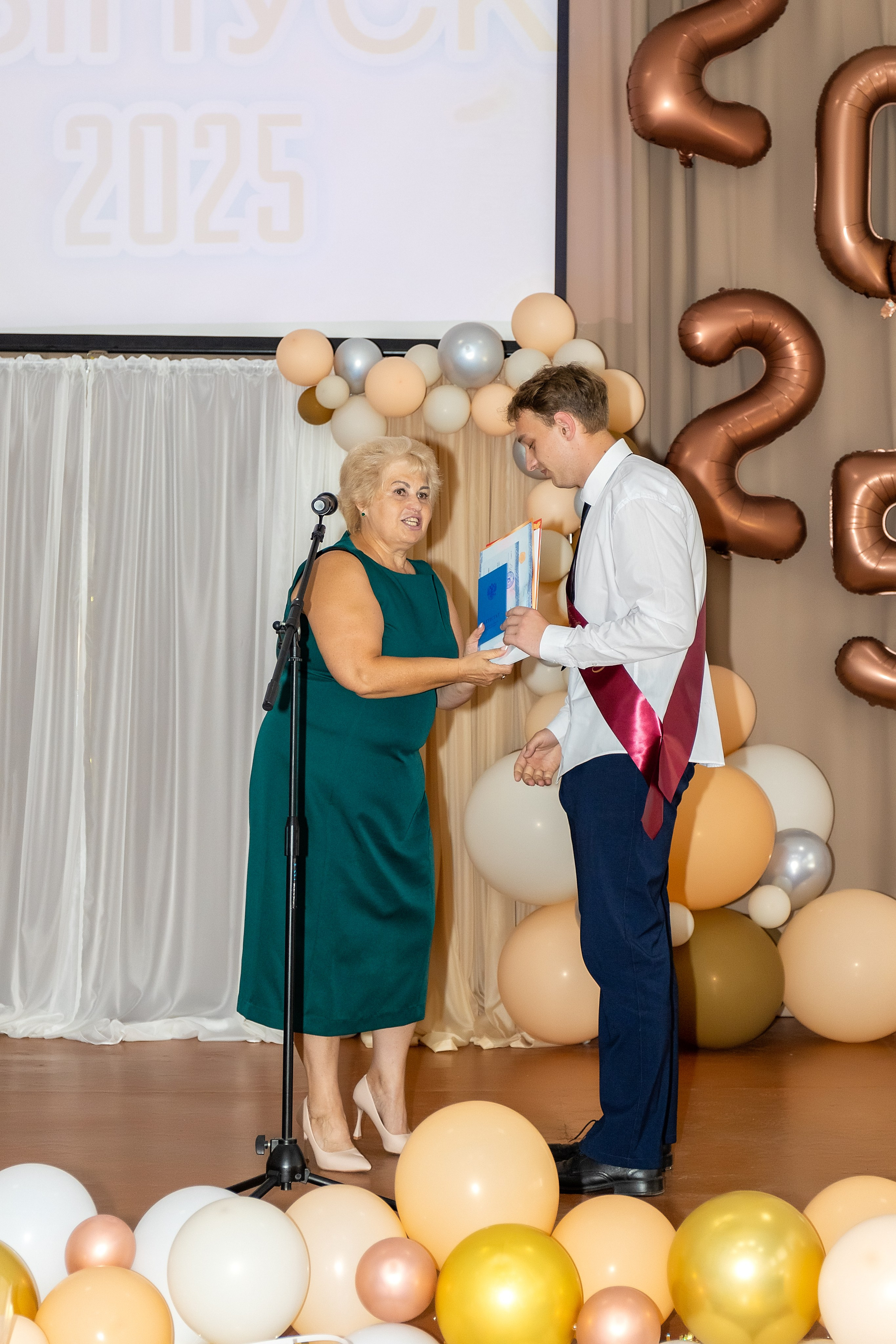 Выпускной. Школа 22, 11 класс. Стильный выпускной альбом Владивосток фотограф Вероника Мигачева