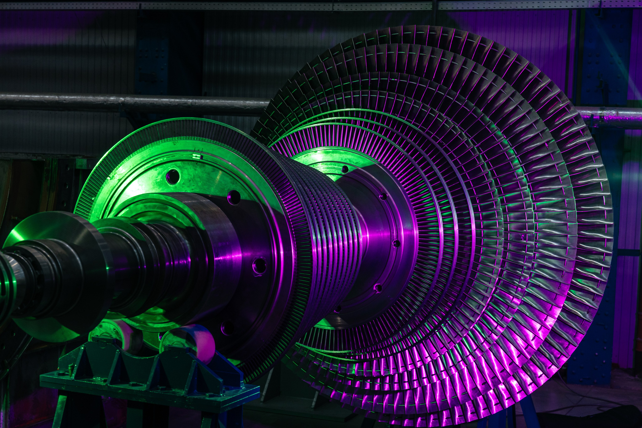 Яркая промышленная съёмка на стыке реальности и визуальных трендов