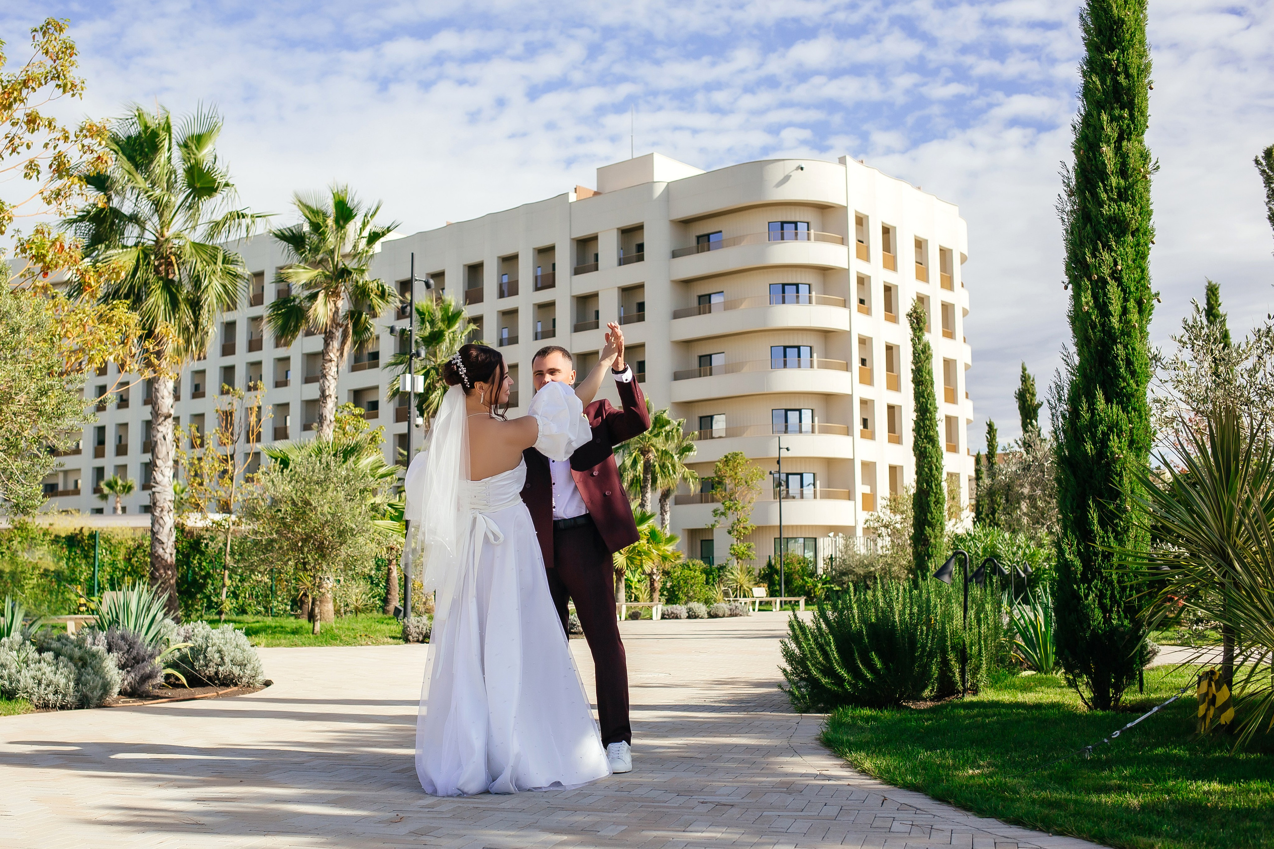 пара танцует в Музыкальном саду