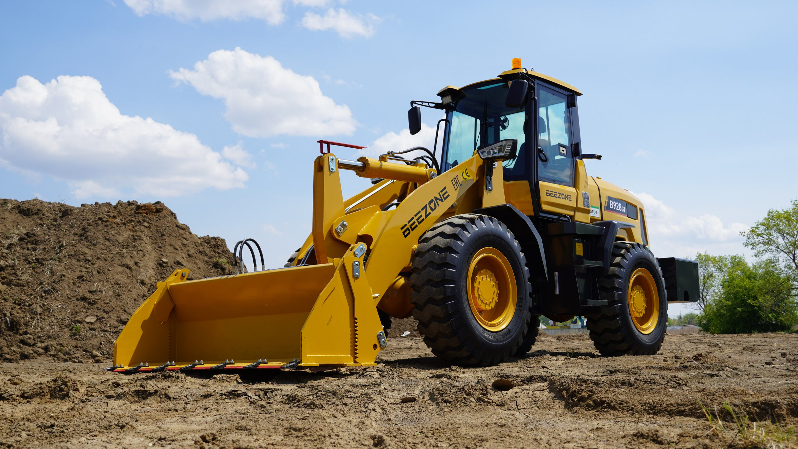 Фото фронт.погр. Beezone 928. Продажа и обслуживание грузовой техники и спецтехники в г. Новосибирск компания СТИ