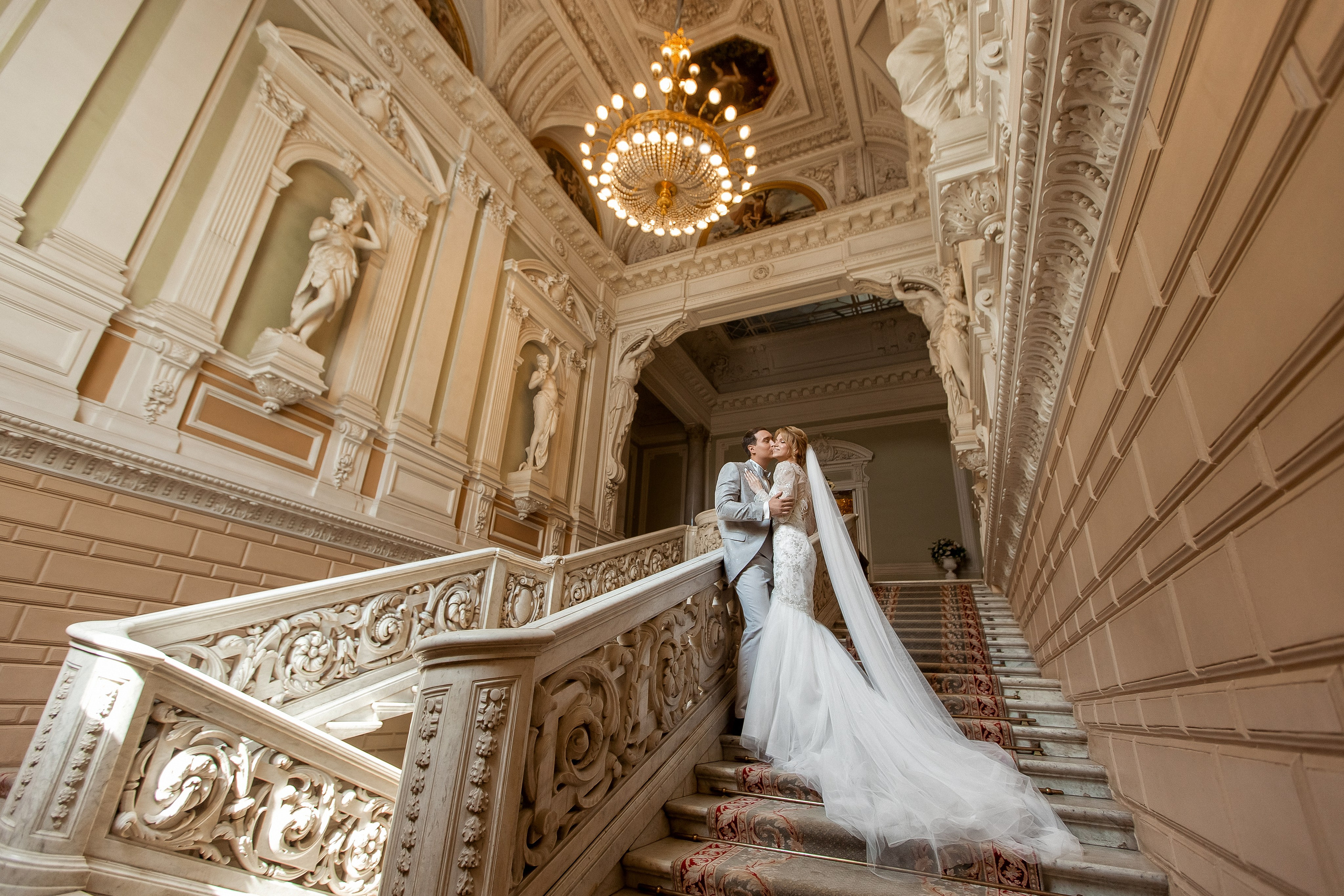 Молодожены на шикарной парадной лестнице в Дворце Бракосочетания на Английской набережной