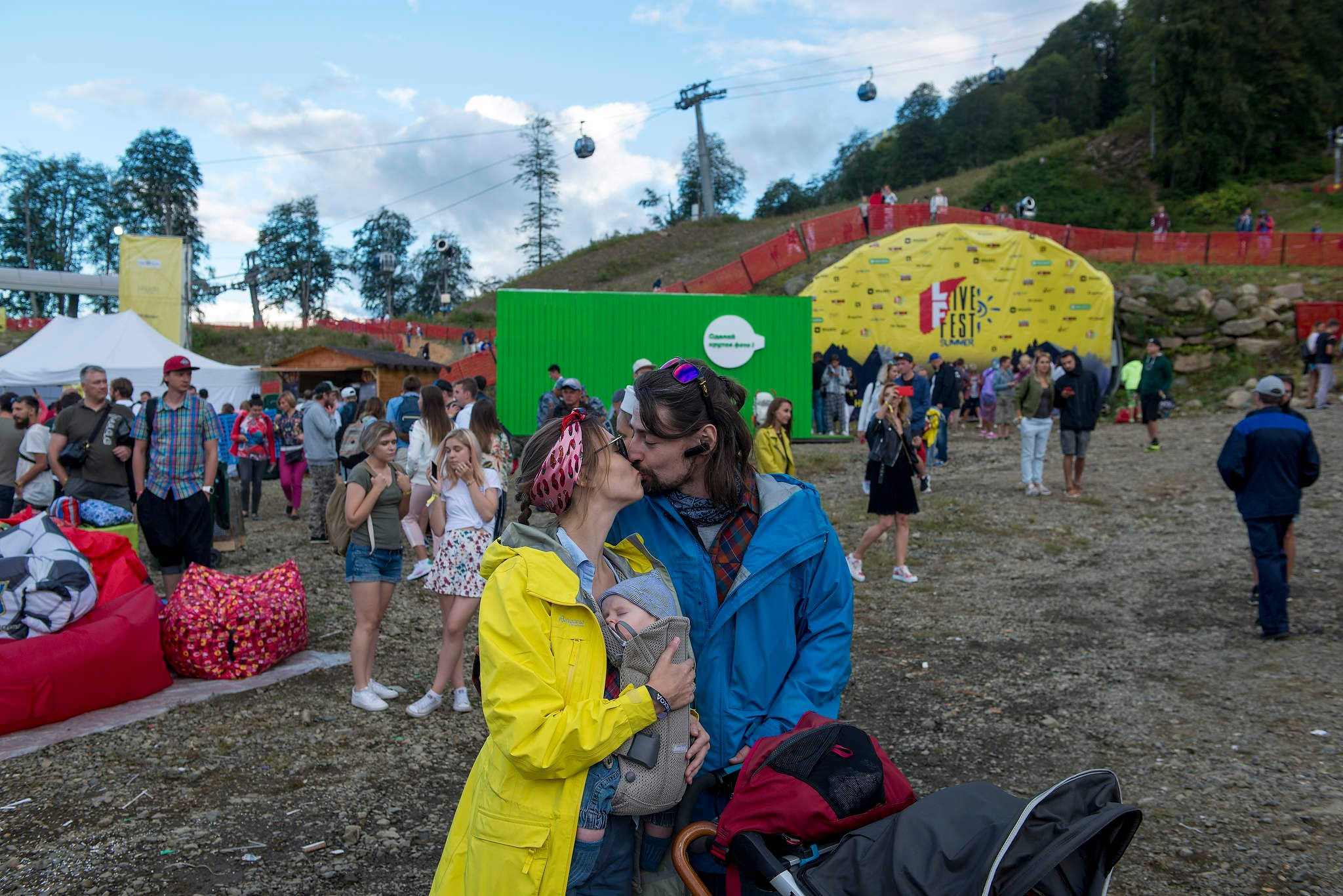Концерт на музыкально фестивале в Красной Поляне, который организован компанией Мегафон. Зрители на концерте. Фотограф в Сочи.