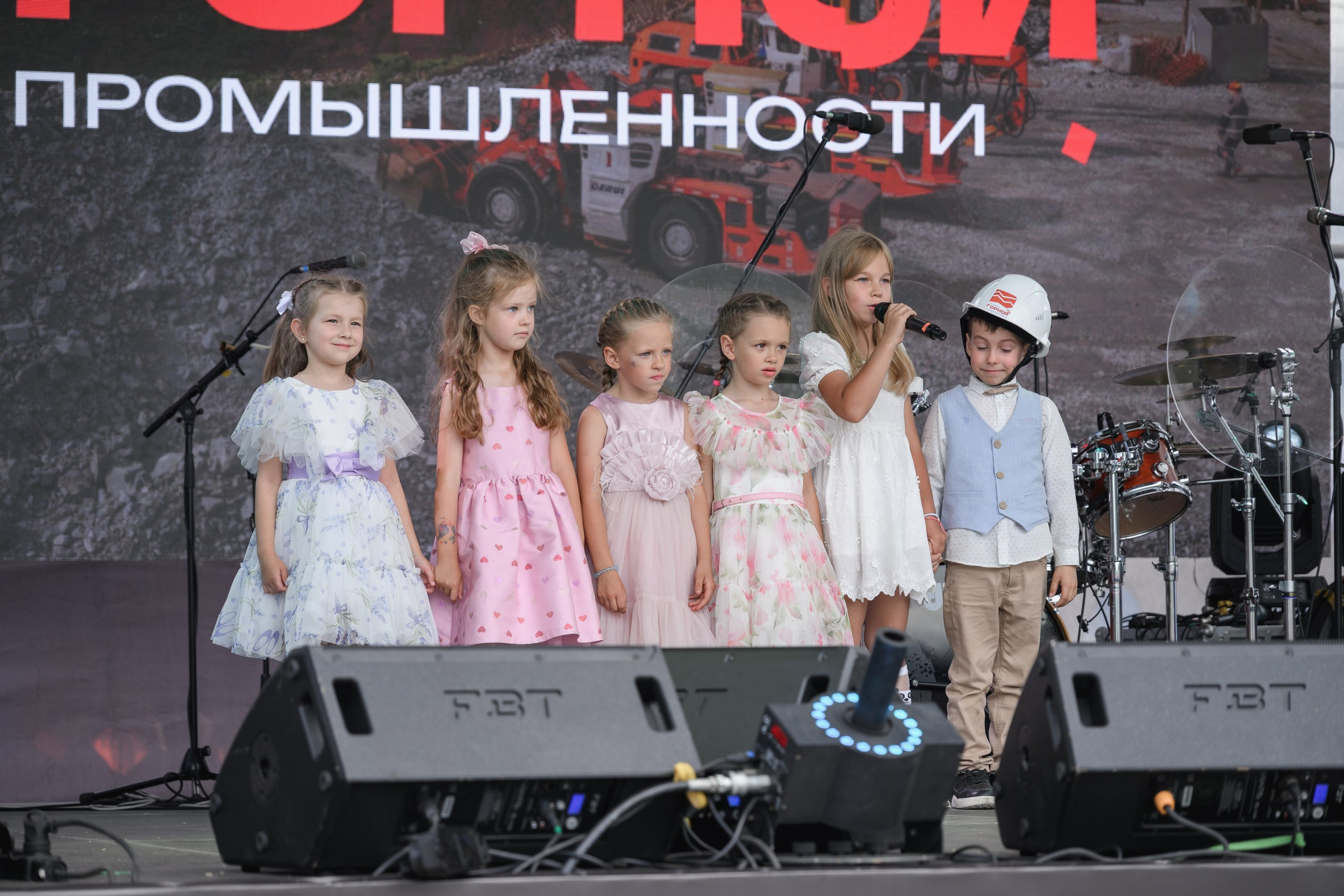 Фотосъемка Дня горняка в центре Петропавловска-Камчатского. Профессиональная репортажная съемка праздника горняков в Петропавловске-Камчатском. Яркие моменты с концерта и награждения работников отрасли. Эмоциональные кадры с городского праздника в Петропавловске-Камчатском. Фотосъемка корпоративных мероприятий и праздников в Петропавловске-Камчатском.