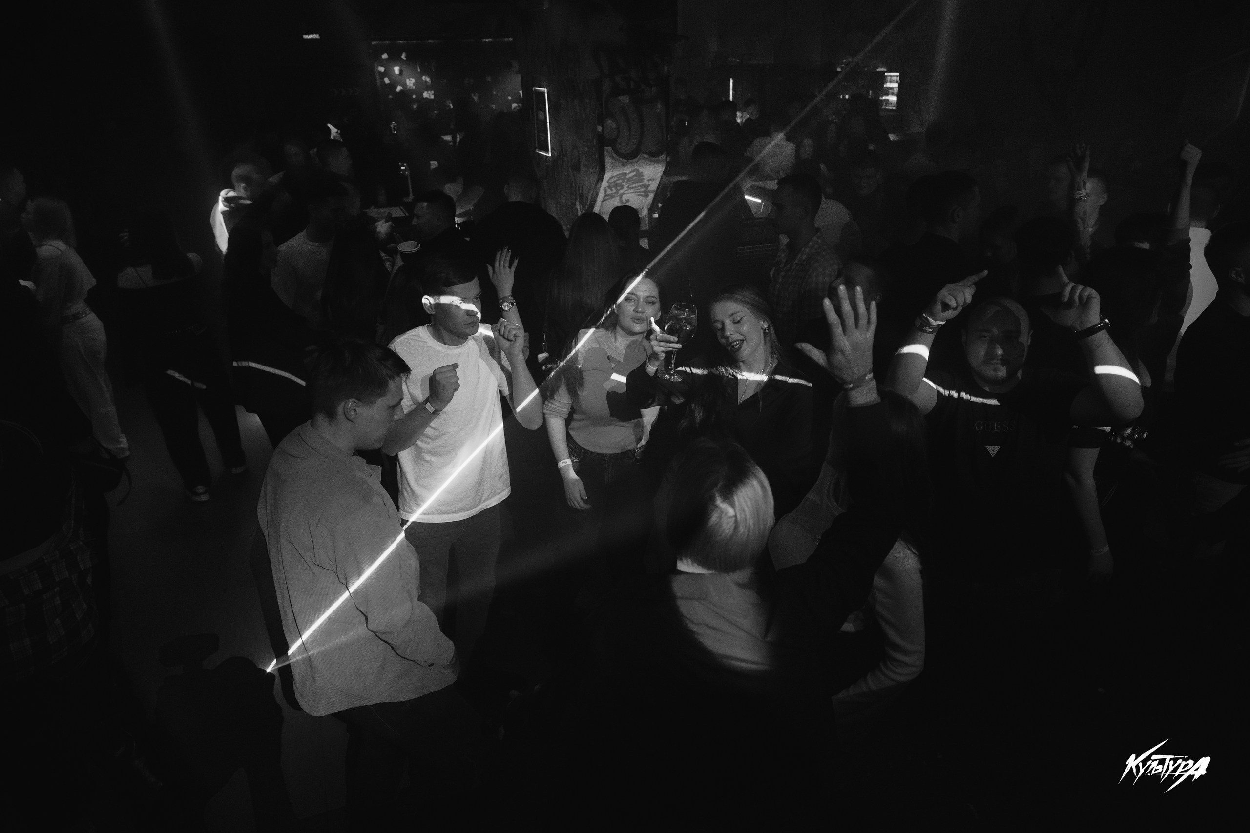 Фотосъемка в ночном клубе Петропавловска-Камчатского. Репортажная съемка вечеринки в клубе Петропавловска-Камчатского. Профессиональная съемка ночных клубов в Петропавловске-Камчатском. Яркие эмоции и живая атмосфера ночного клуба на фото в Петропавловске-Камчатском. Стоимость репортажной съемки в ночном клубе Петропавловска-Камчатского.