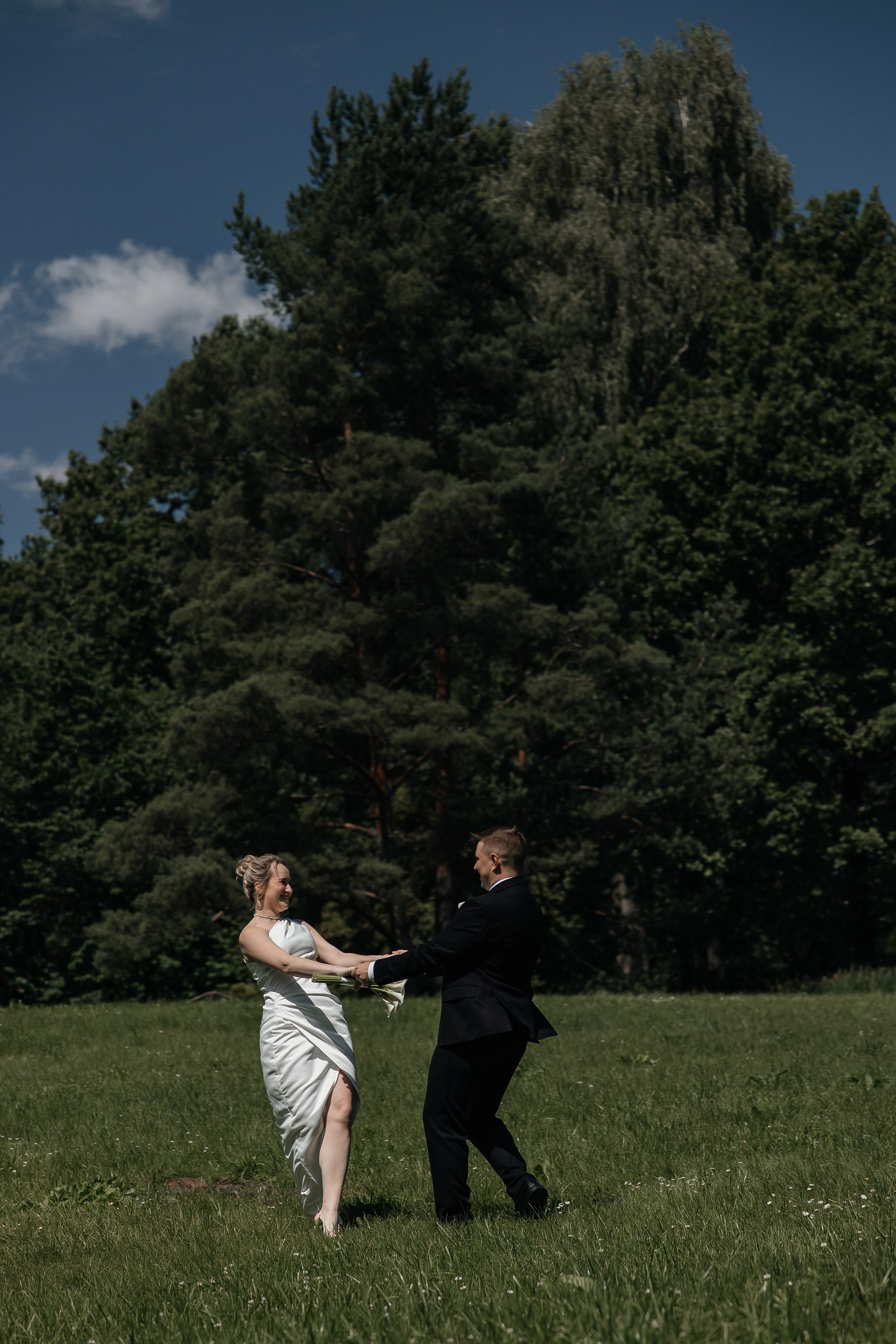 Свадебная фотосессия в Ботаническом саду имени Цицина. Свадебный фотограф в Москве Дарья Олендарёва