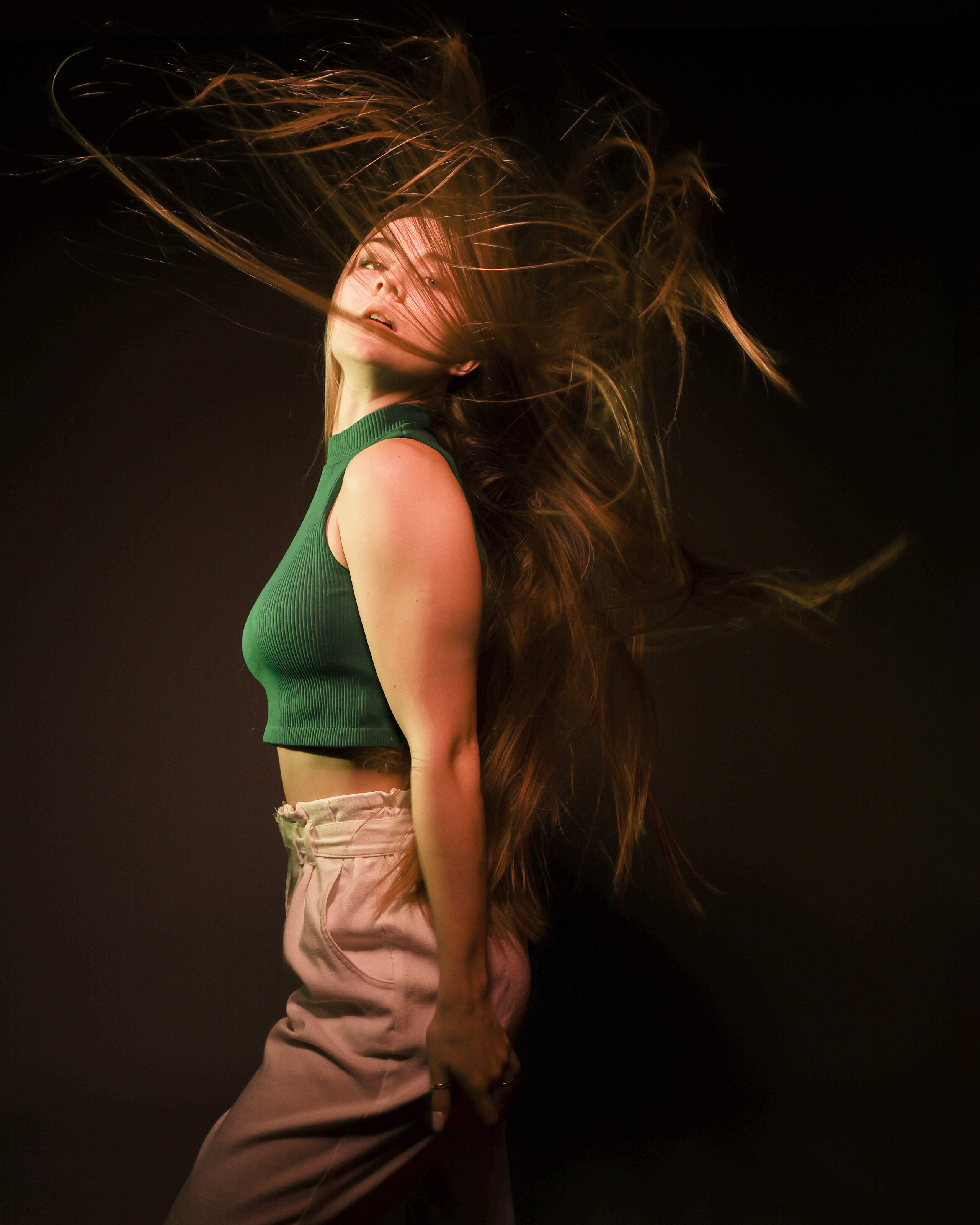 девушка ветер в волосах сложный цветной свет