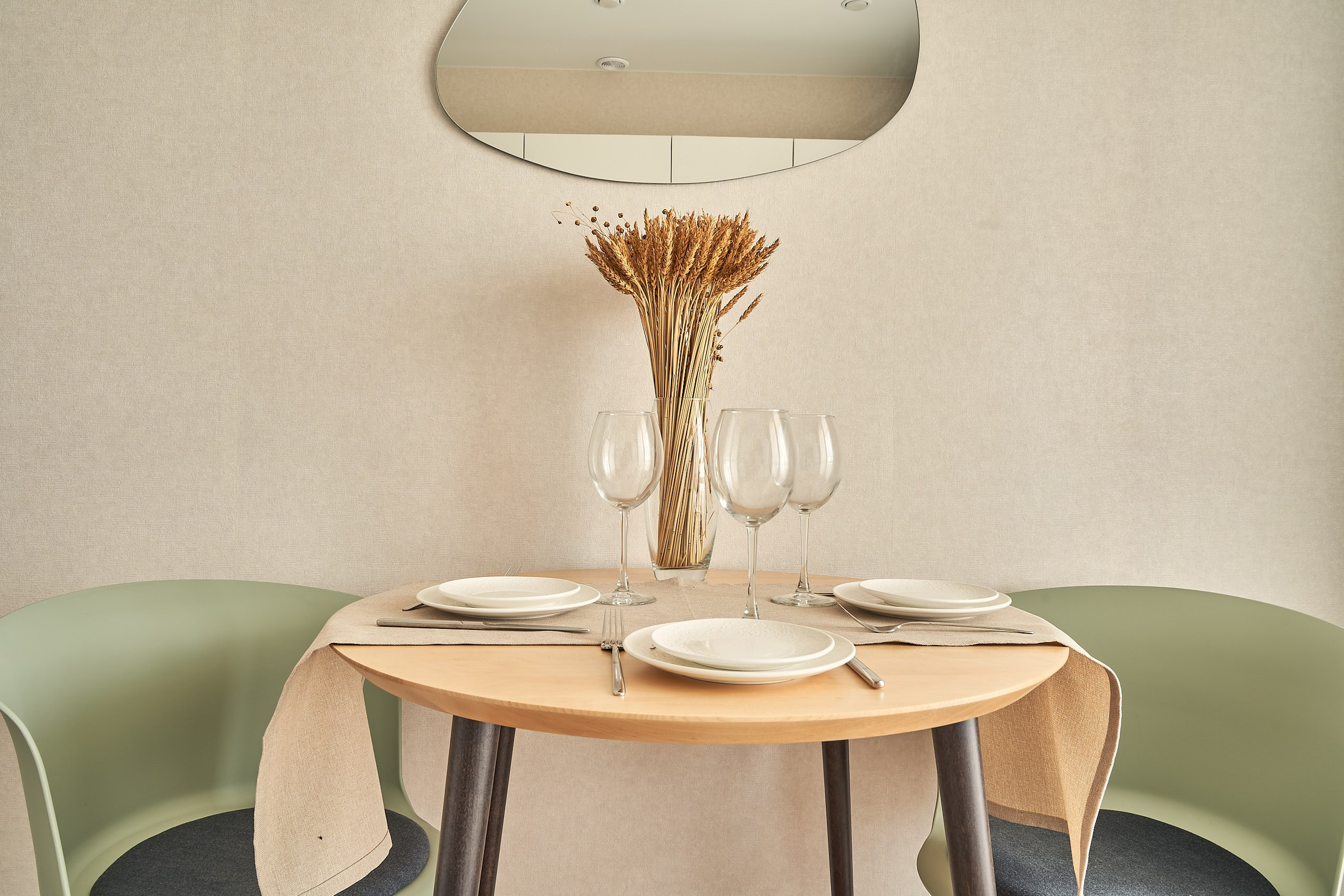 Интерьерная съемка кухни, ЖК Новая Рига, детальный план, обеденный столик и сухостой