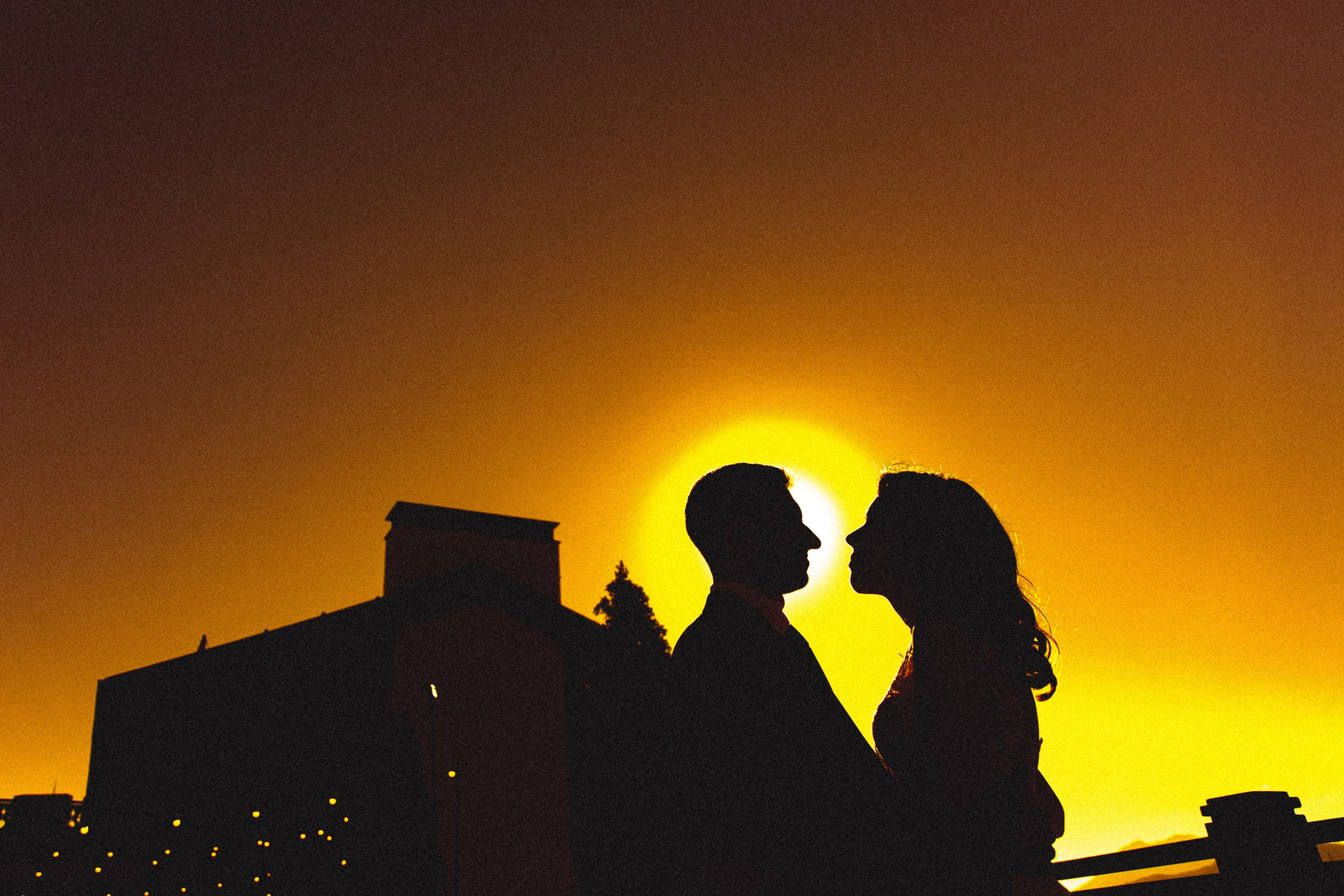 Свадебный портрет пары на закате в горах Сочи