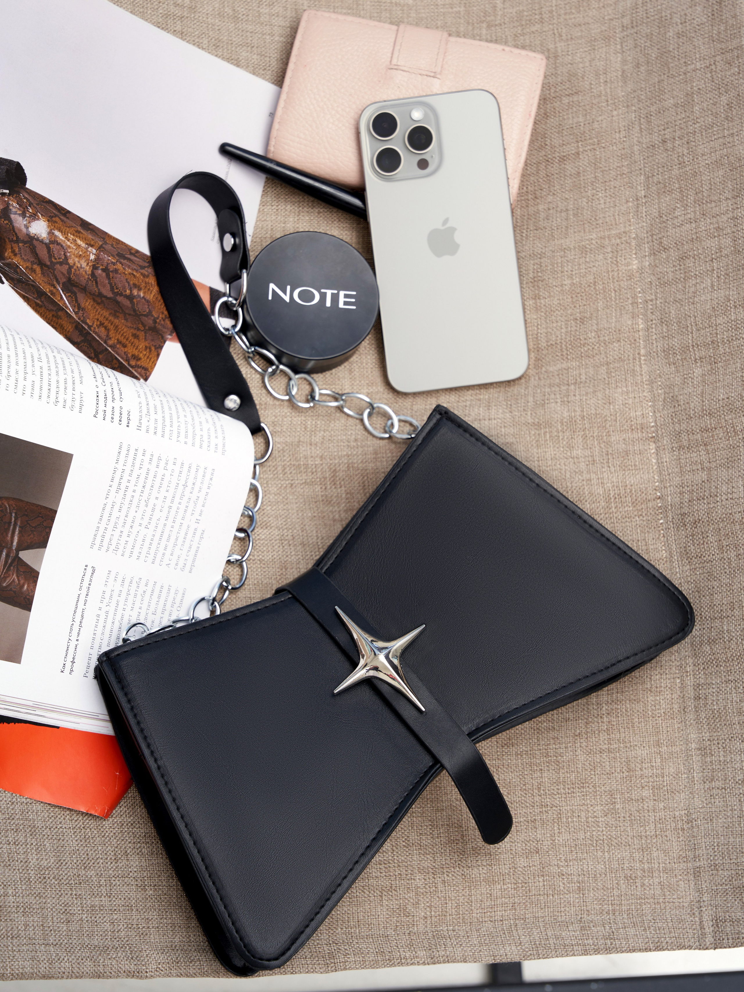 Съемка сумок в естественном освещении для подчеркивания их цвета и формы.