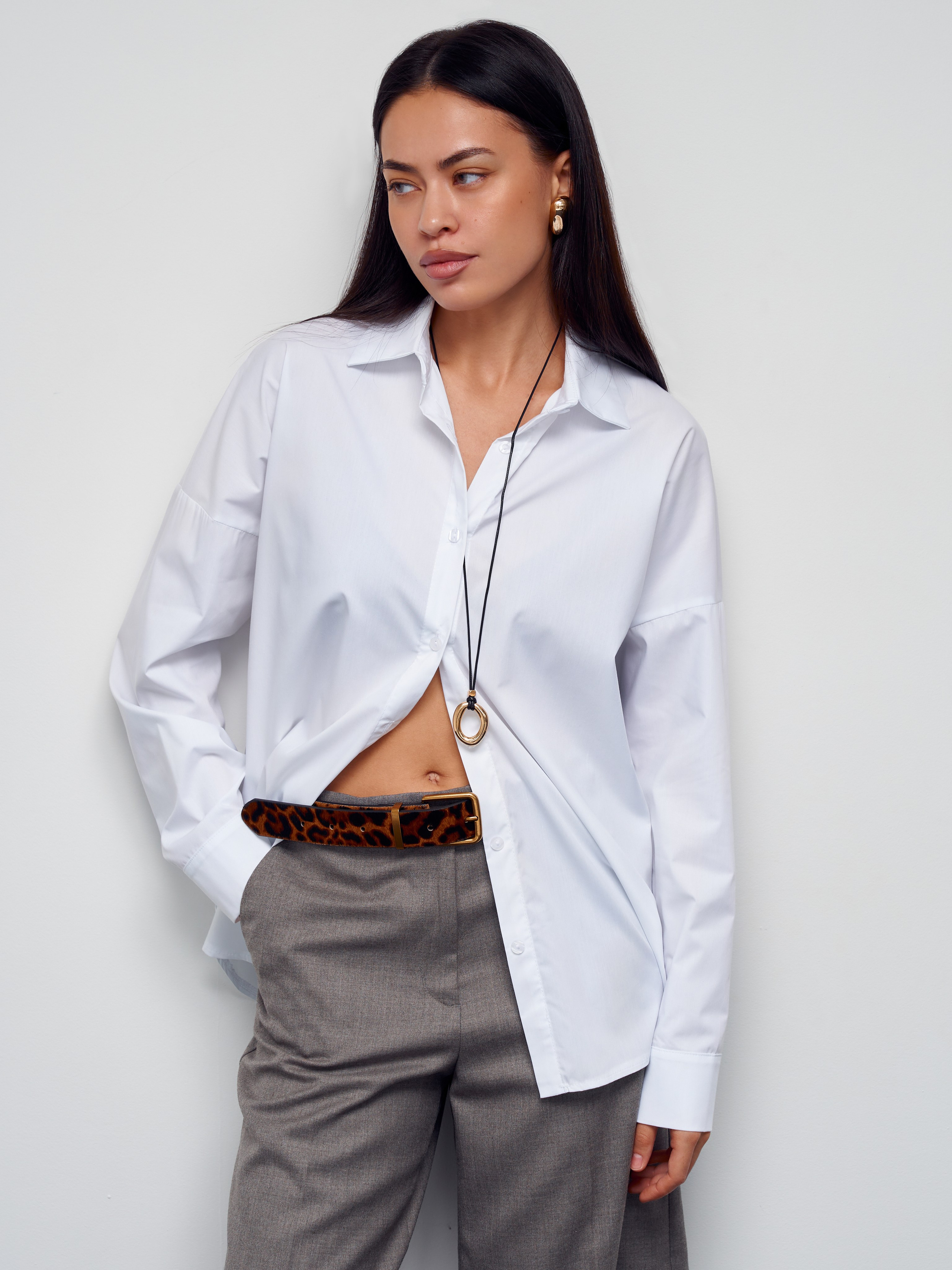 Модель в рубашке и серых брюках, офисный стиль