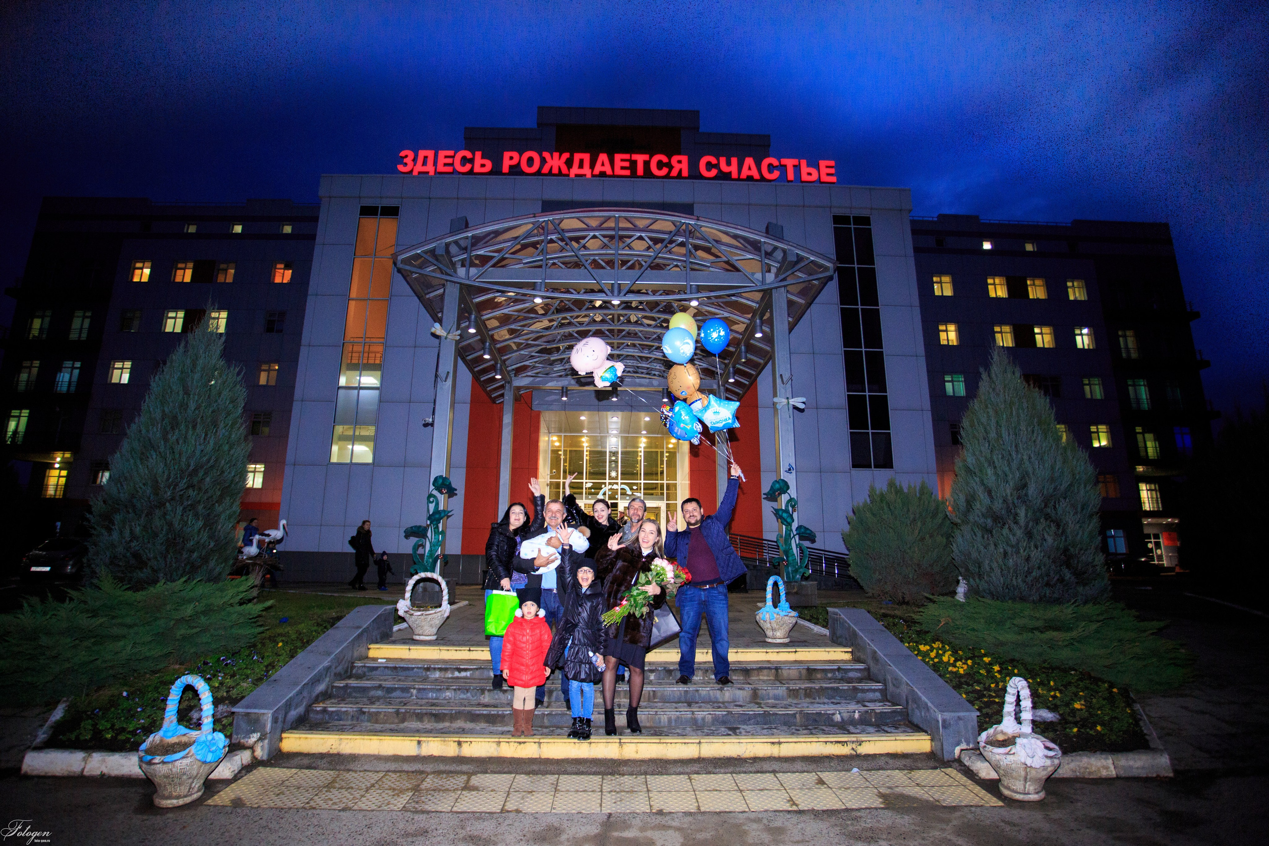 Фотосессия выписки из роддома в Краснодаре | Видеосъемка выписки. Интерьерная фотостудия FOTOGEN г. Краснодар