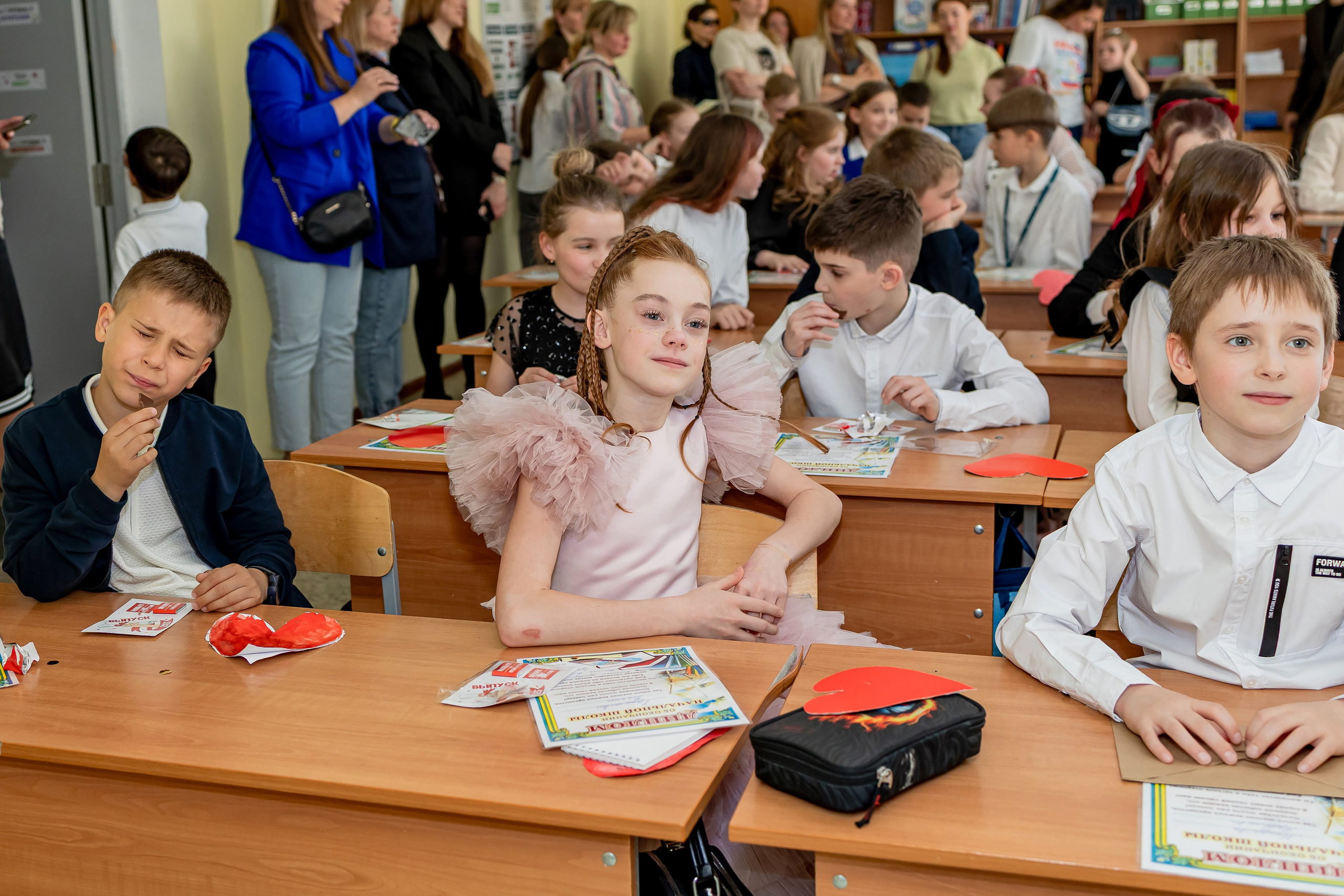 Выпускной в начальной школе в классе. Фотограф и видеограф Москва. Свадебный фотограф, видеограф. Выпускные альбомы. Оживающие альбомы