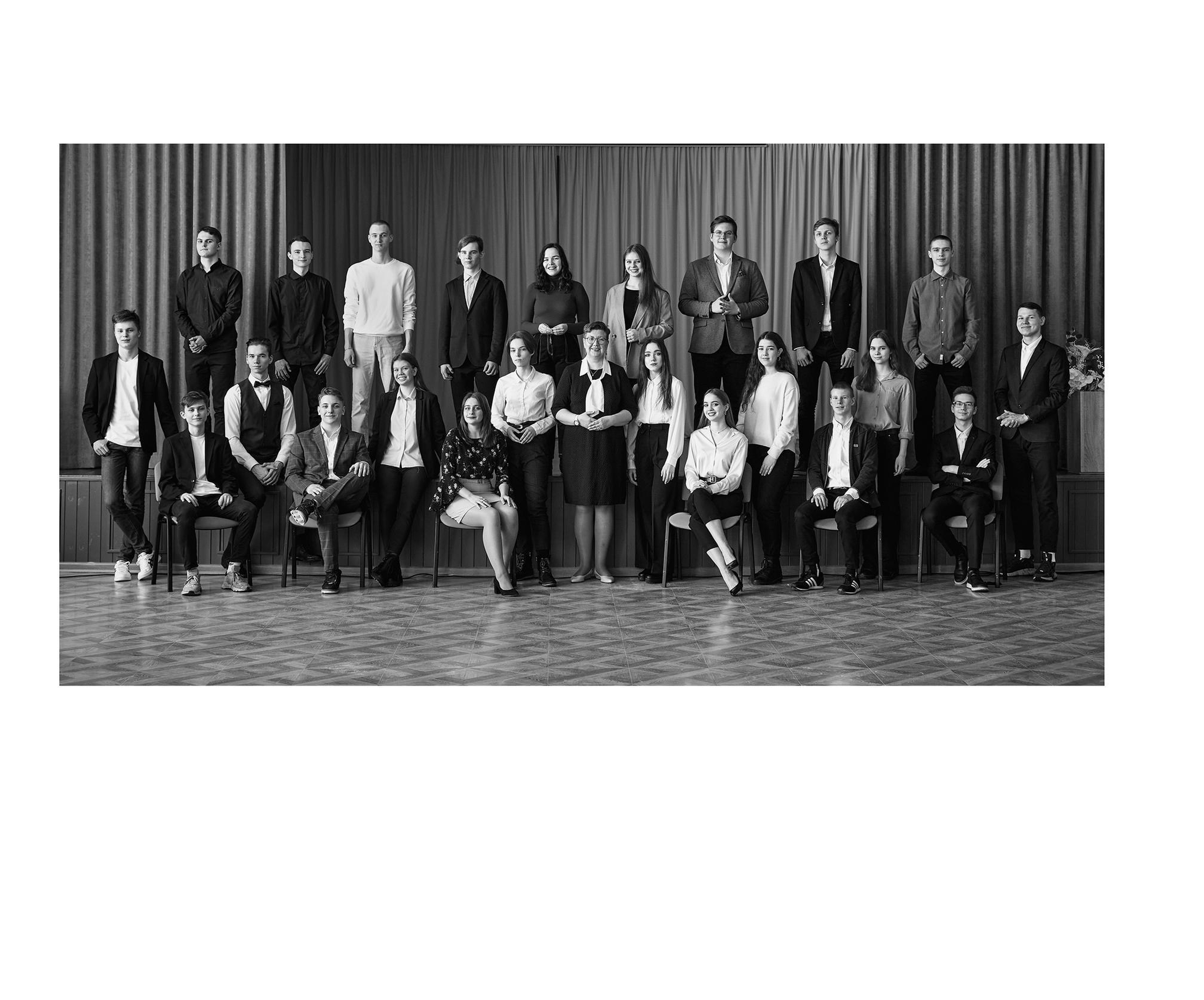 Так же мы делаем общую фотографию класса, но ее наличие непосредственно в альбоме необязательно.