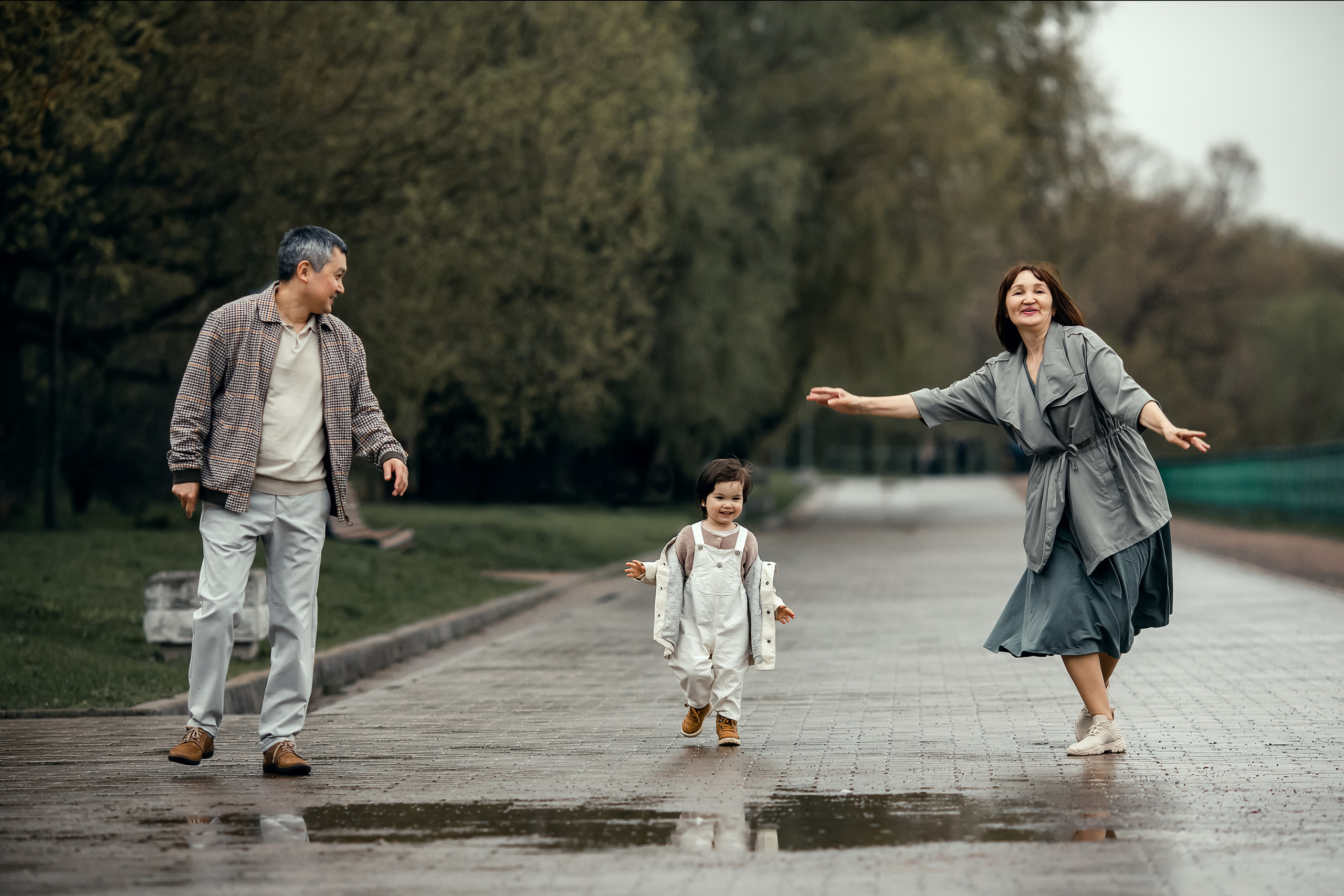 Семейная lifestyle фотосессия в дождливую погоду на природе
