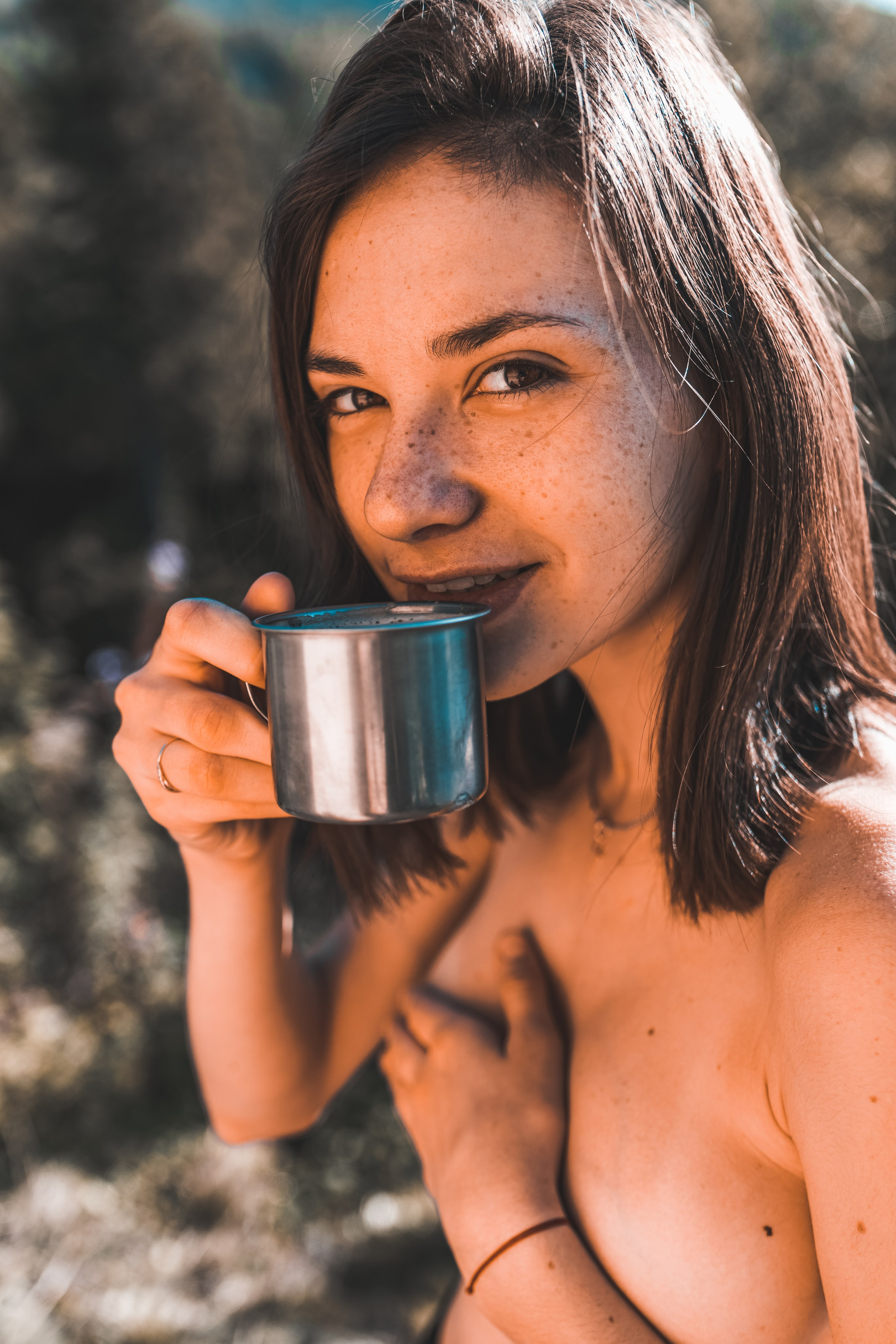 Travel фотосъемка обнаженная девушка в горах с кружкой