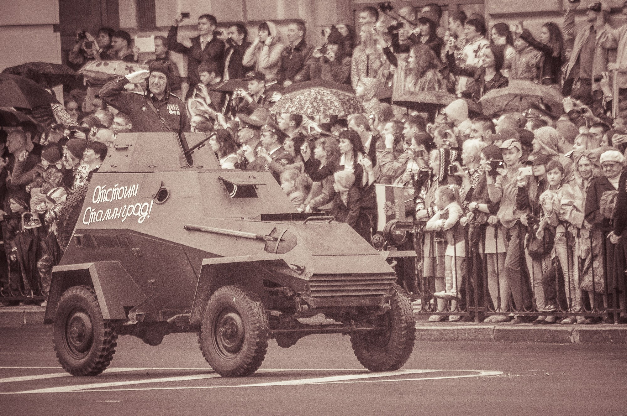 Бронемашина едет вдоль зрителей