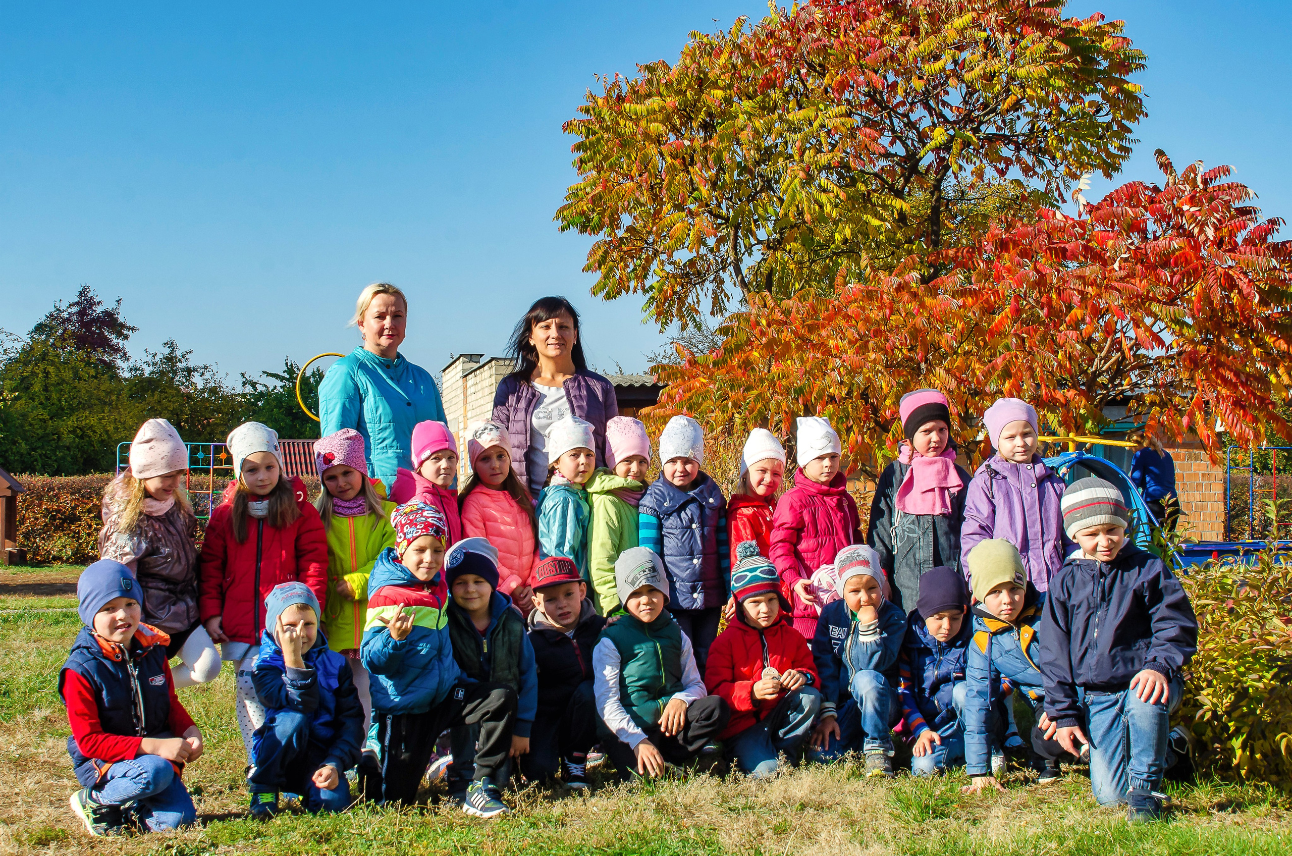 осень в детском саду группа в детским саду на фоне осенних деревьев