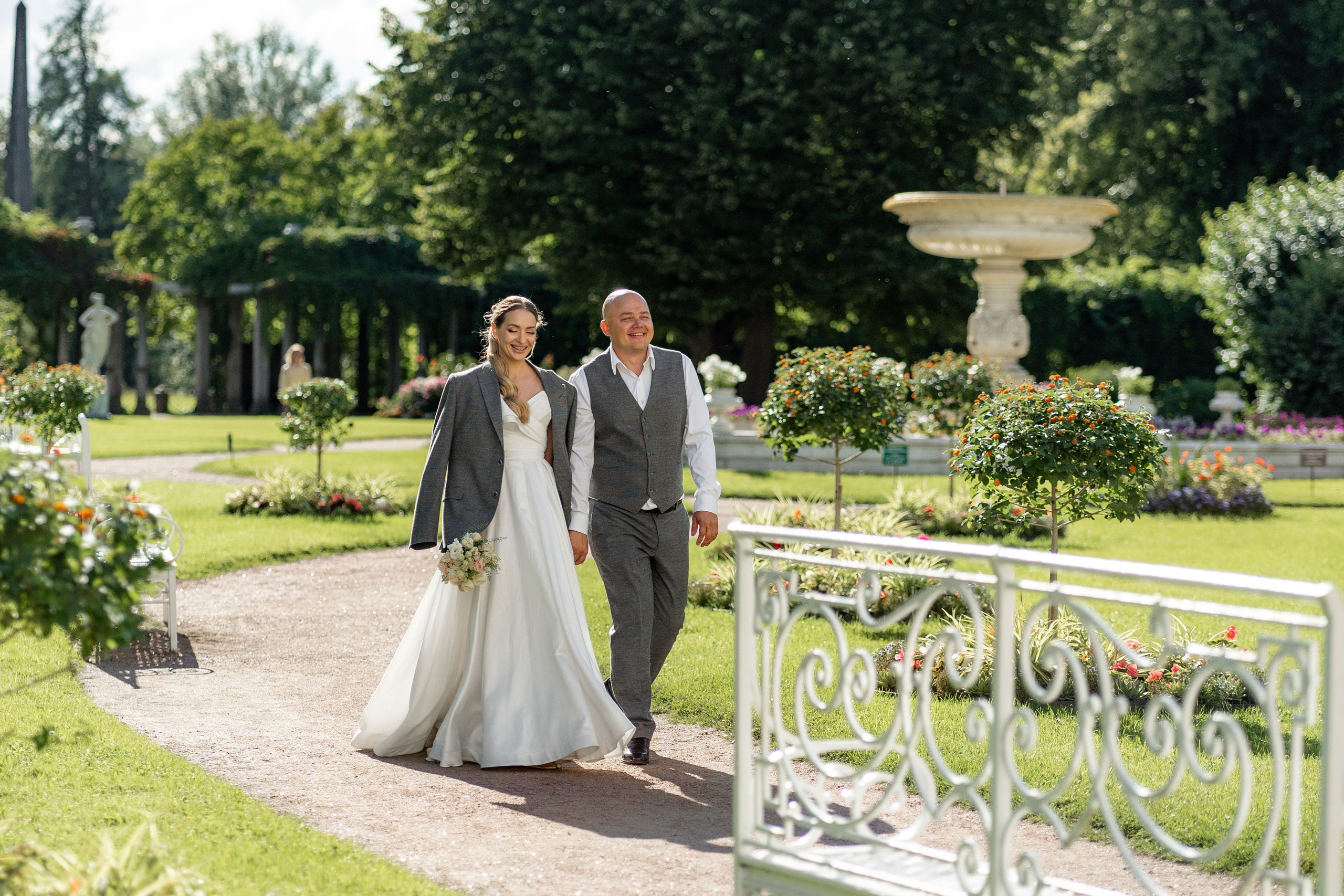 Примеры свадебной фотосессии жениха и невесты в Екатерининском парке в Пушкине