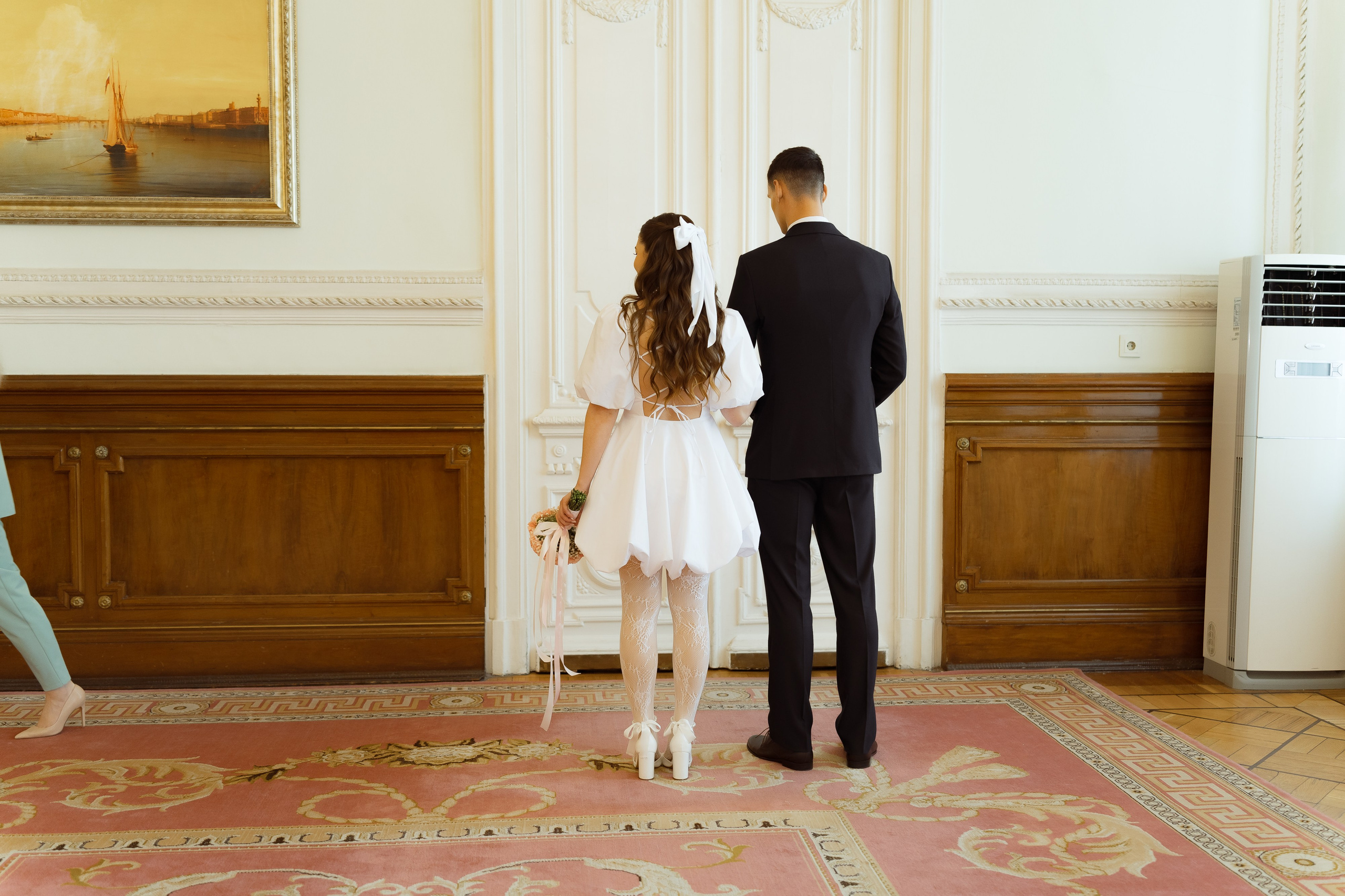 Молодожёны входят в зал регистрации брака, дворцовая церемония в Петербурге
