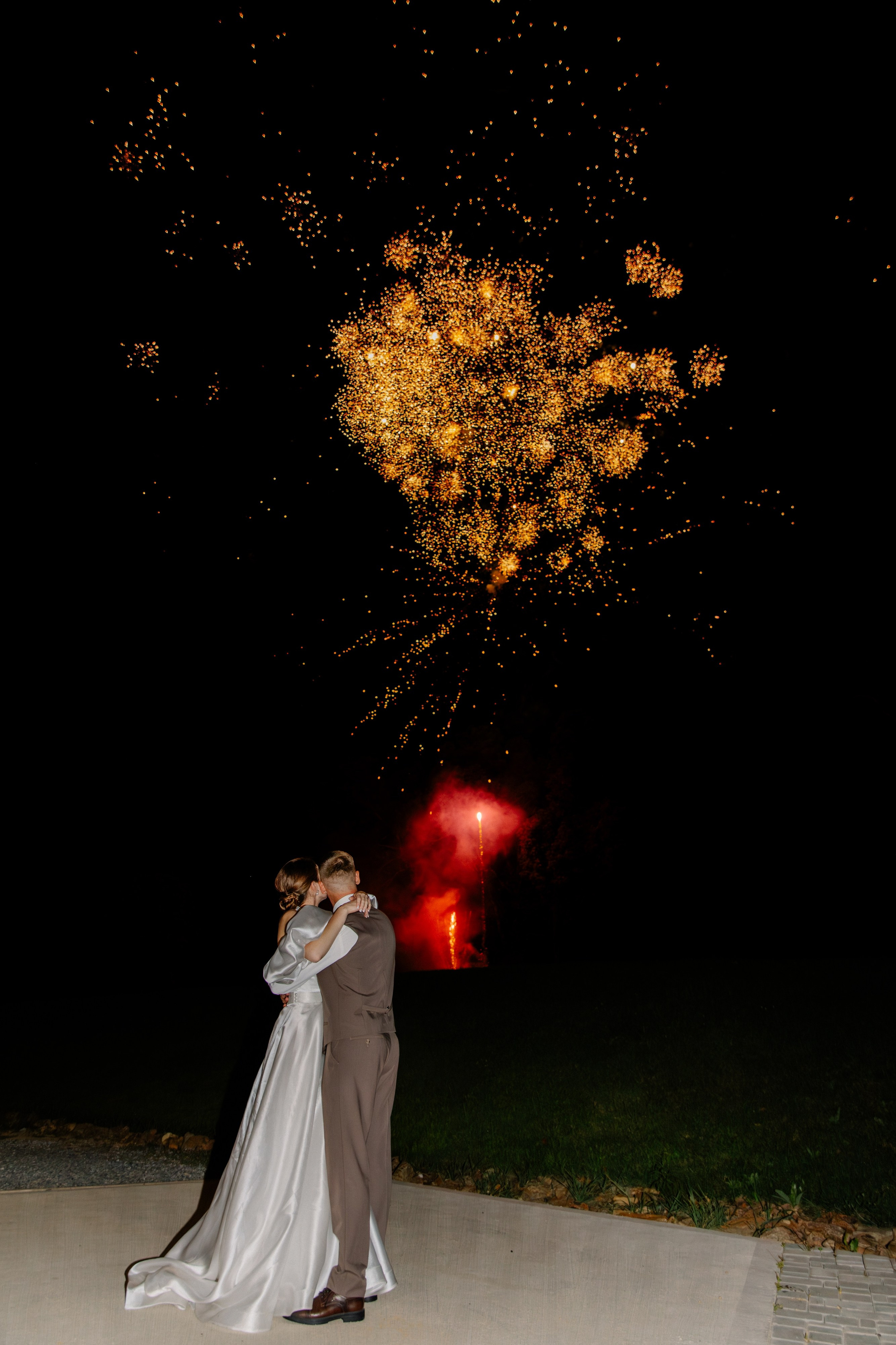 Я создаю профессиональные фотографии, которые сохраняют эмоции, детали и атмосферу вашего праздника. Свадебный фотограф во Владивостоке