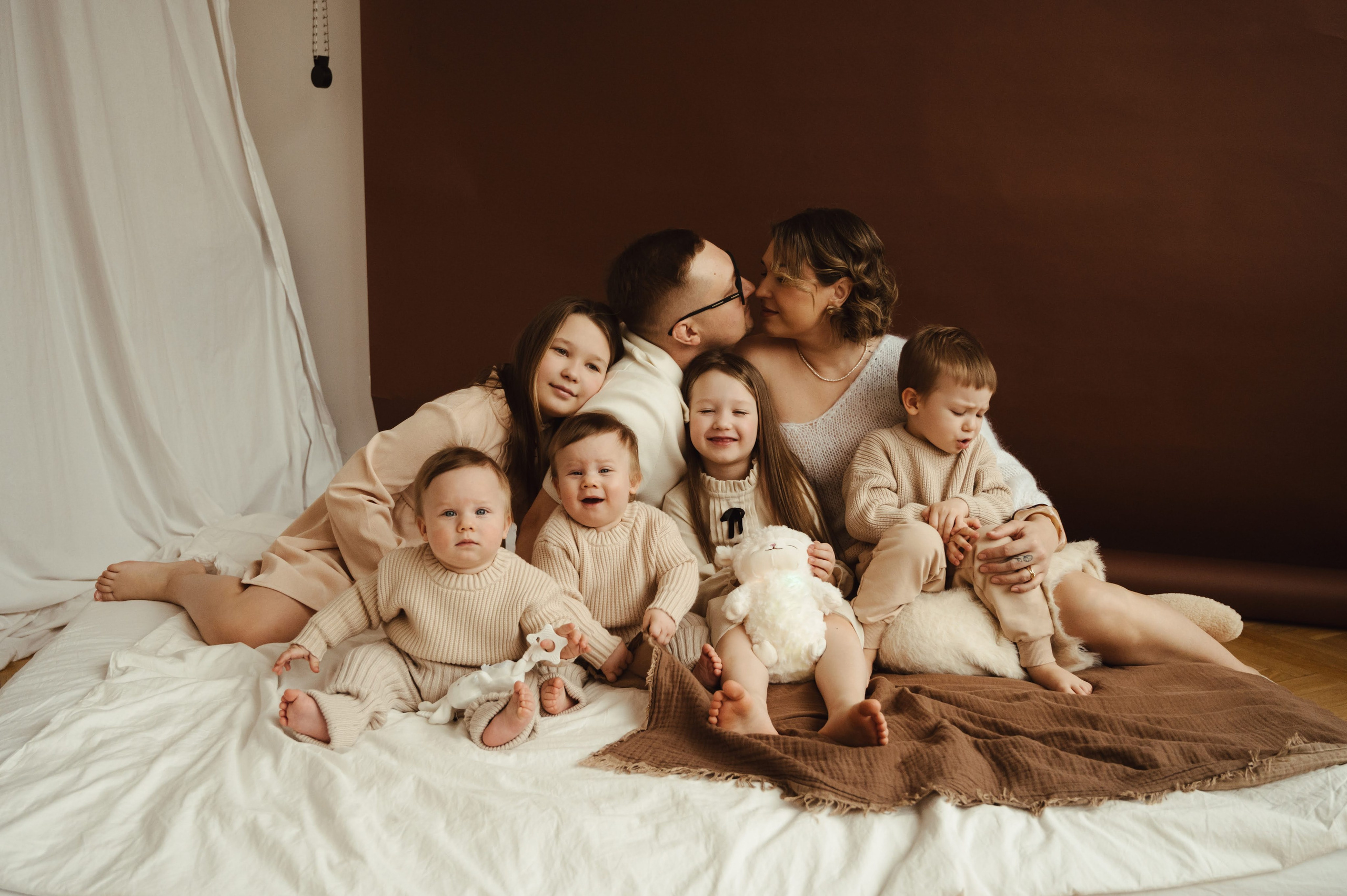 Семейная съемка. Профессиональный фотограф беременности в СПБ. Стильные фотосессии беременности в стиле минимализм и классическая фотография