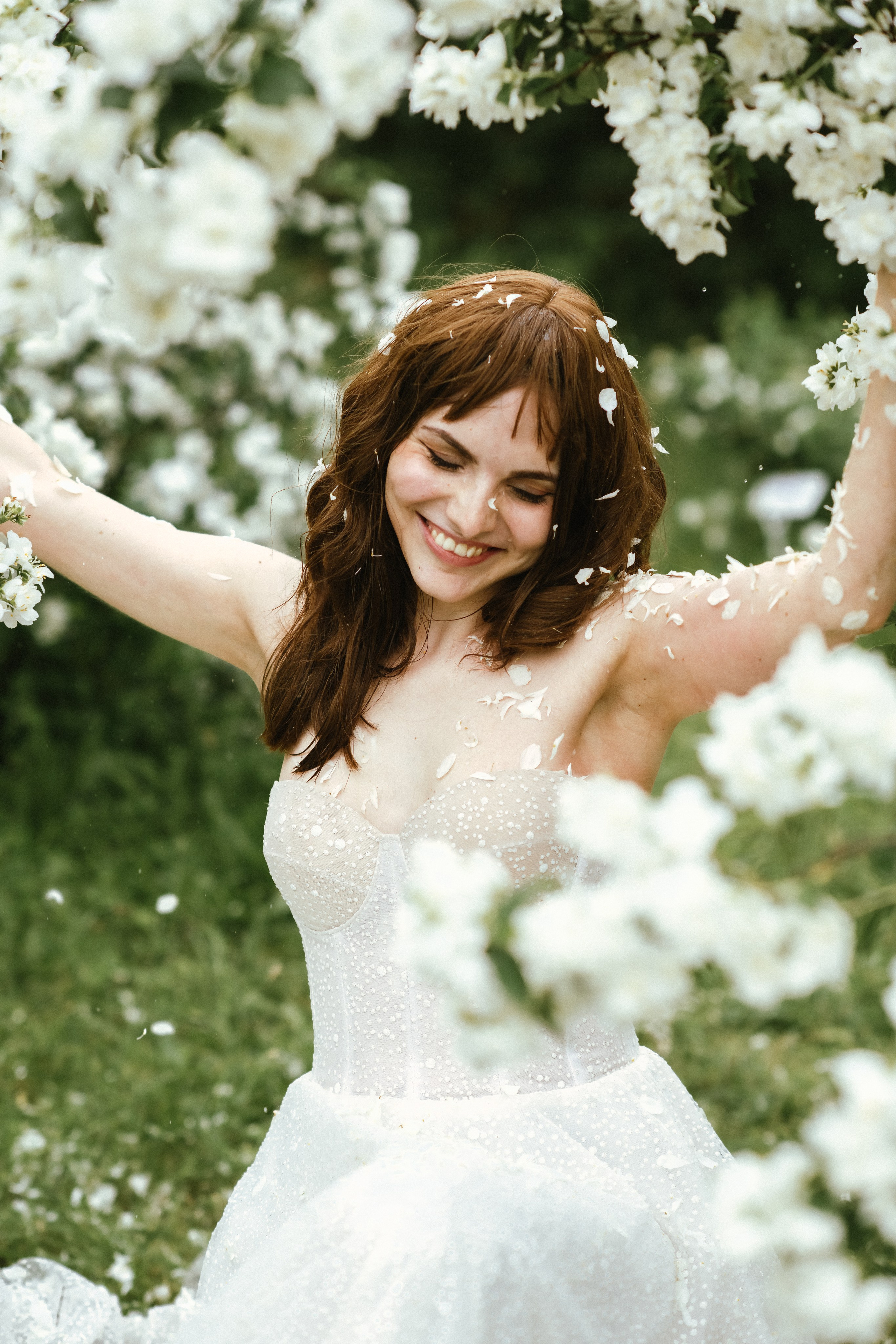 Фотосессия в парке среди моря жасминовых цветов — настоящее волшебство, которое запечатлит ваши самые романтичные моменты!. Свадебный фотограф в Москве