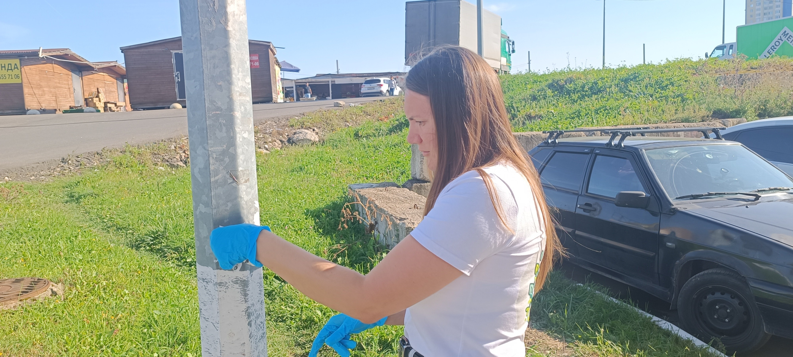 Костикова Виктория Николаевна -председатель Женсовета Южный на субботнике.