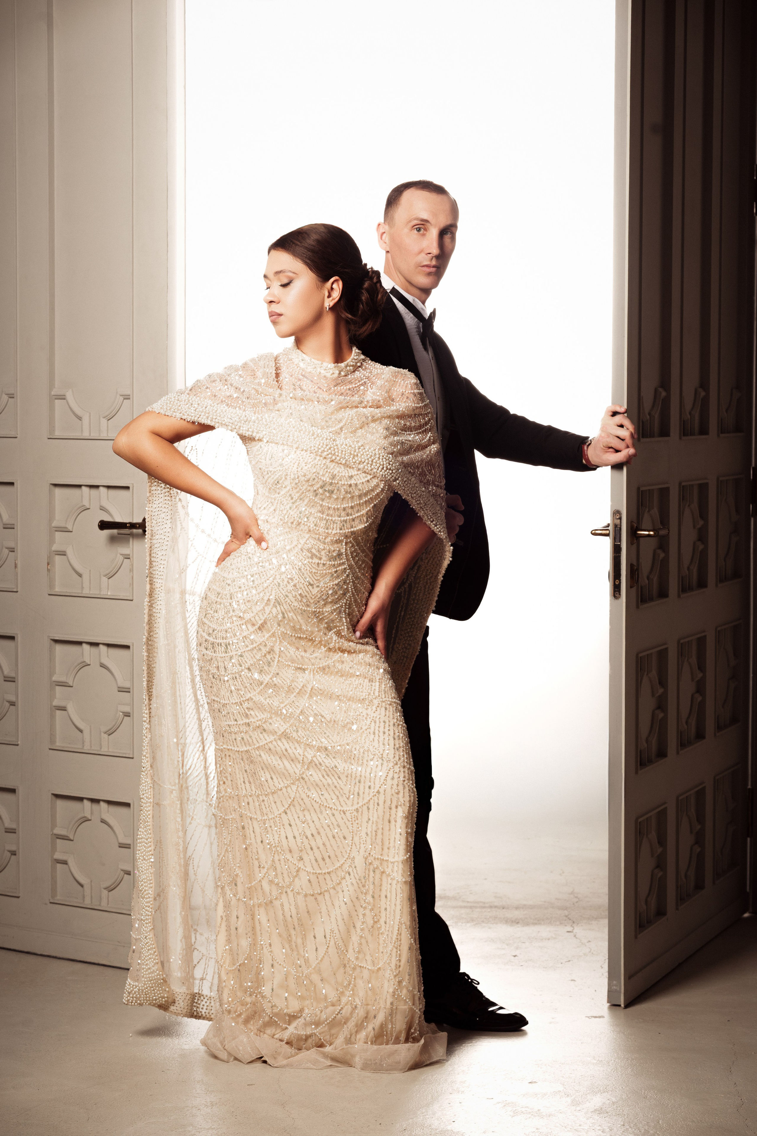 Вечерний образ жены на семейной фотосессии в фотостудии