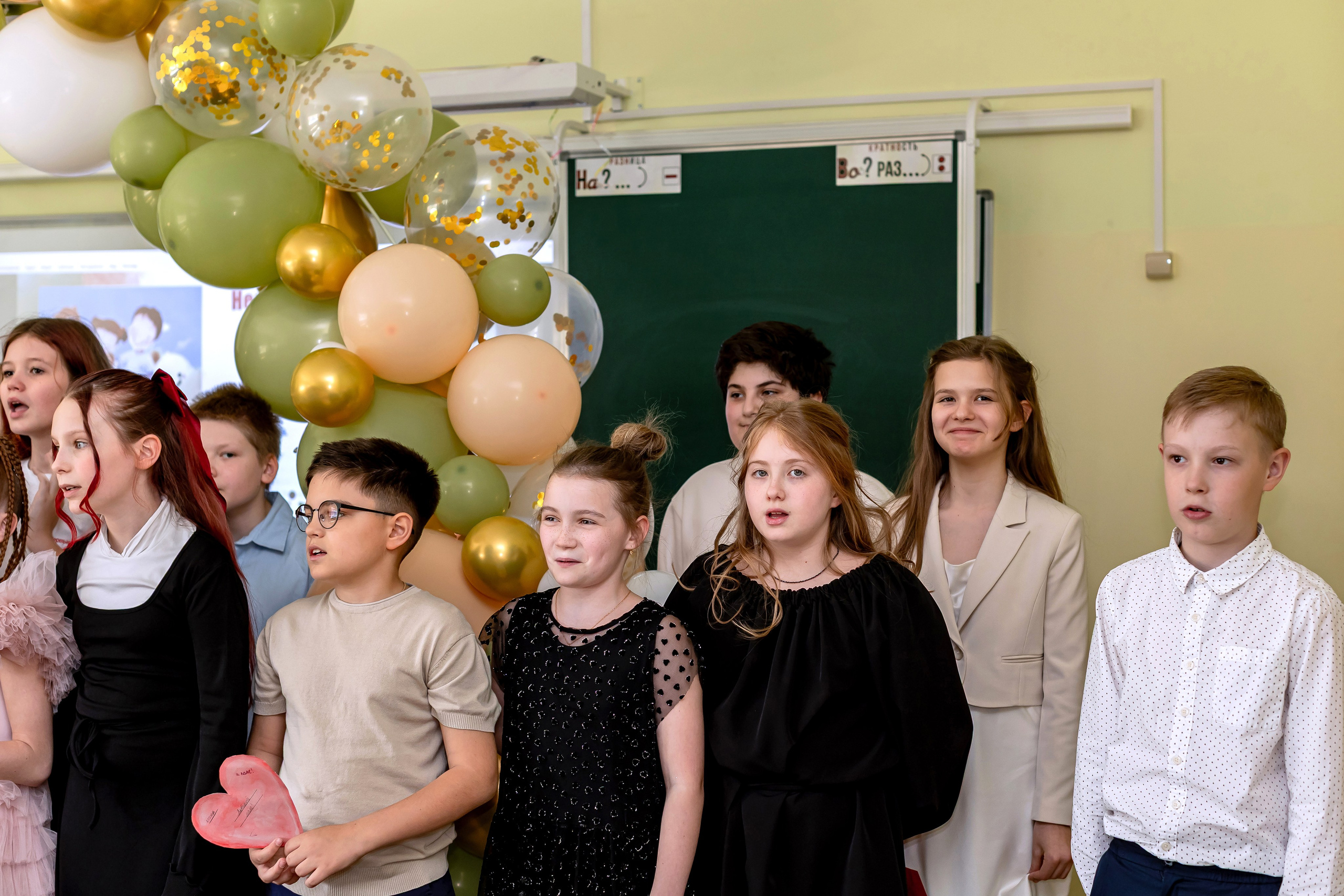 Выпускной в начальной школе в классе. Фотограф и видеограф Москва. Свадебный фотограф, видеограф. Выпускные альбомы. Оживающие альбомы