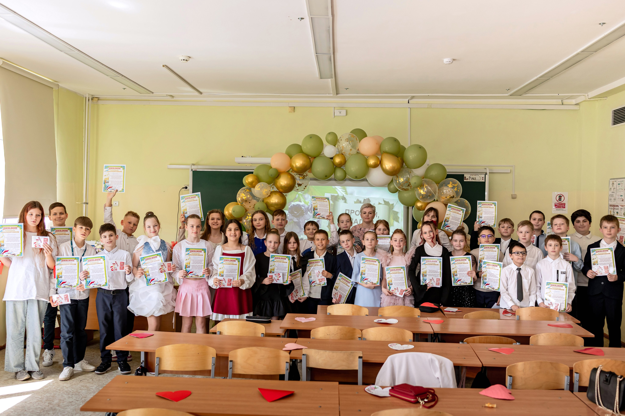 Выпускной в начальной школе в классе. Фотограф и видеограф Москва. Свадебный фотограф, видеограф. Выпускные альбомы. Оживающие альбомы