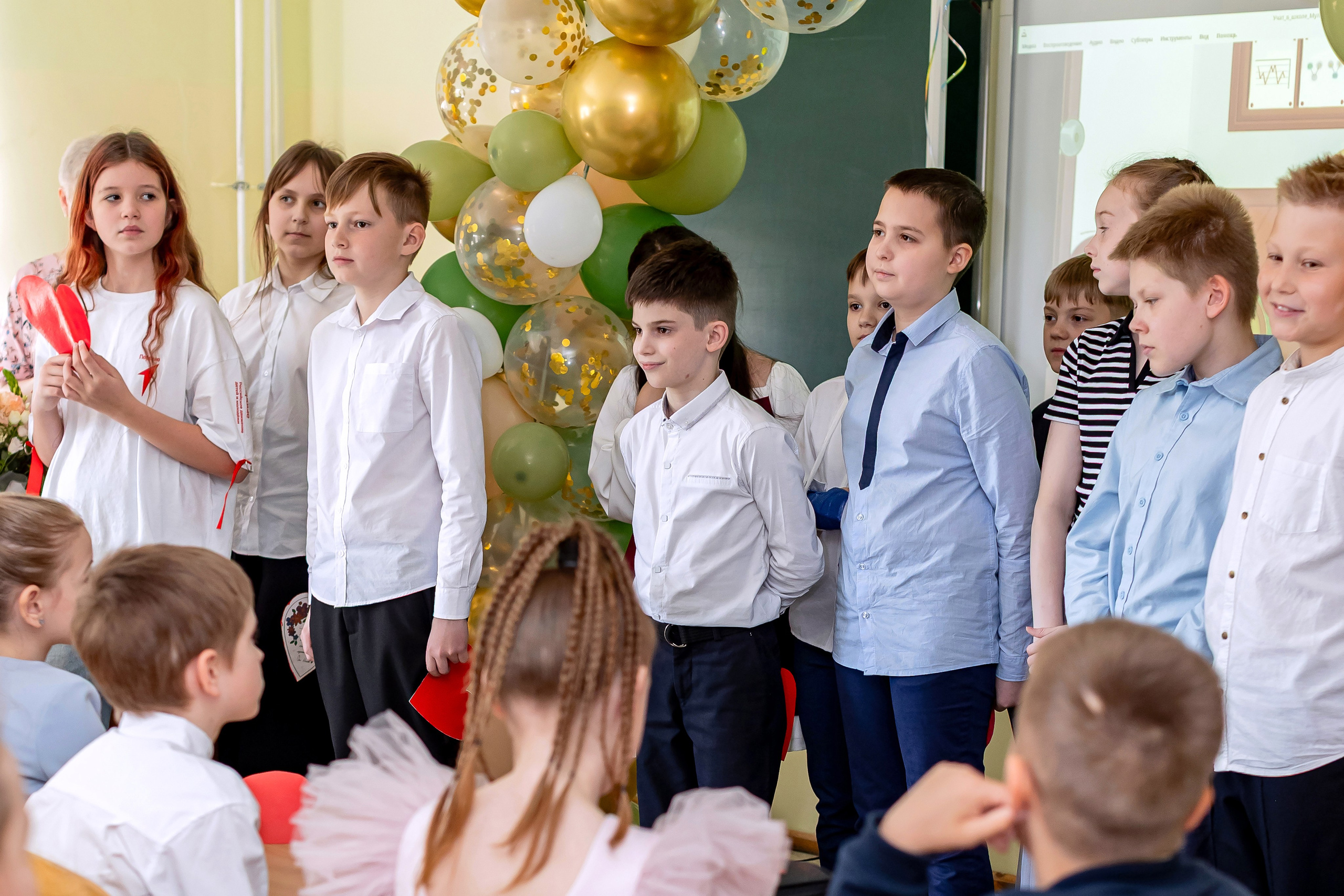 Выпускной в начальной школе в классе. Фотограф и видеограф Москва. Свадебный фотограф, видеограф. Выпускные альбомы. Оживающие альбомы